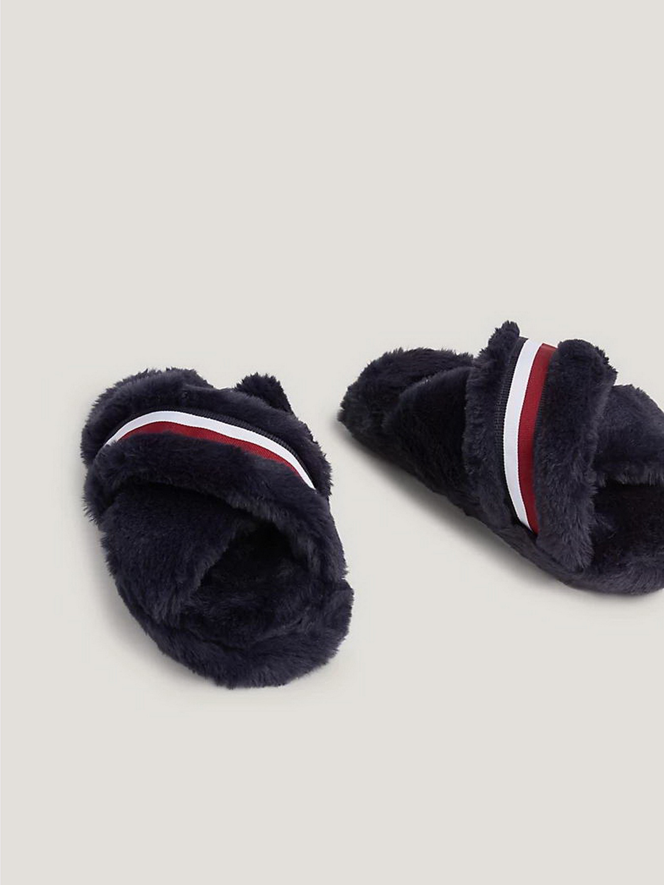 Тапки Tommy Hilfiger Global Stripe Faux Fur Slippers модель FW0FW07551-DW6 Тапки Tommy Hilfiger Global Stripe Faux Fur Slippers модель FW0FW07551-DW6 Фото
