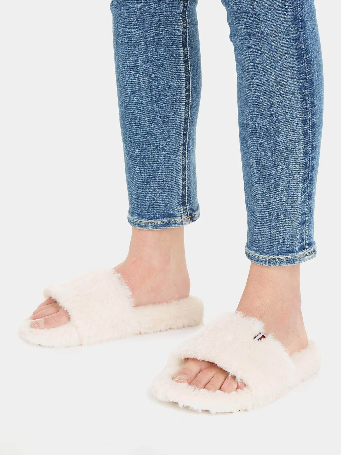 Тапки Tommy Hilfiger Faux Fur Slipper Slides модель FW0FW07663-YBH Тапки Tommy Hilfiger Faux Fur Slipper Slides модель FW0FW07663-YBH Фото