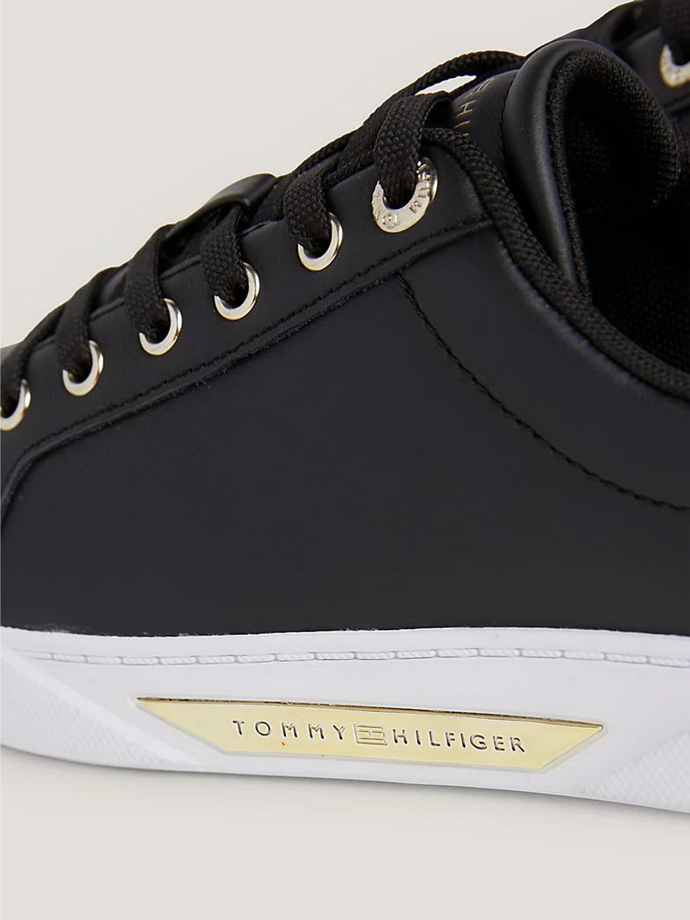 Кеды Tommy Hilfiger Genuine Leather Logo Detailed Sneaker модель FW0FW07560-0GJ Кеды Tommy Hilfiger Genuine Leather Logo Detailed Sneaker модель FW0FW07560-0GJ Фото