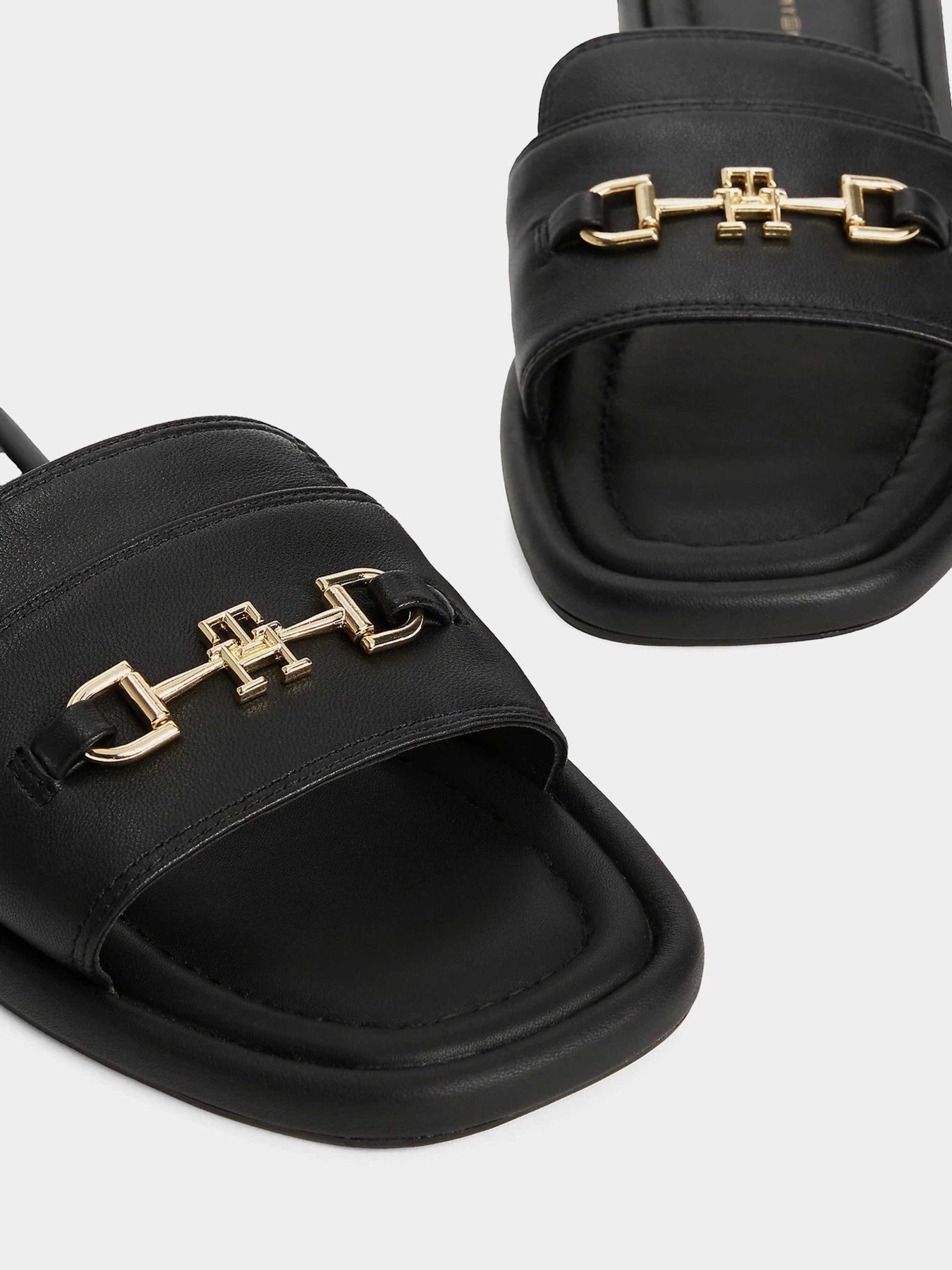 Шльопанці Tommy Hilfiger модель FW0FW08420-BDS Шльопанці Tommy Hilfiger модель FW0FW08420-BDS Фото