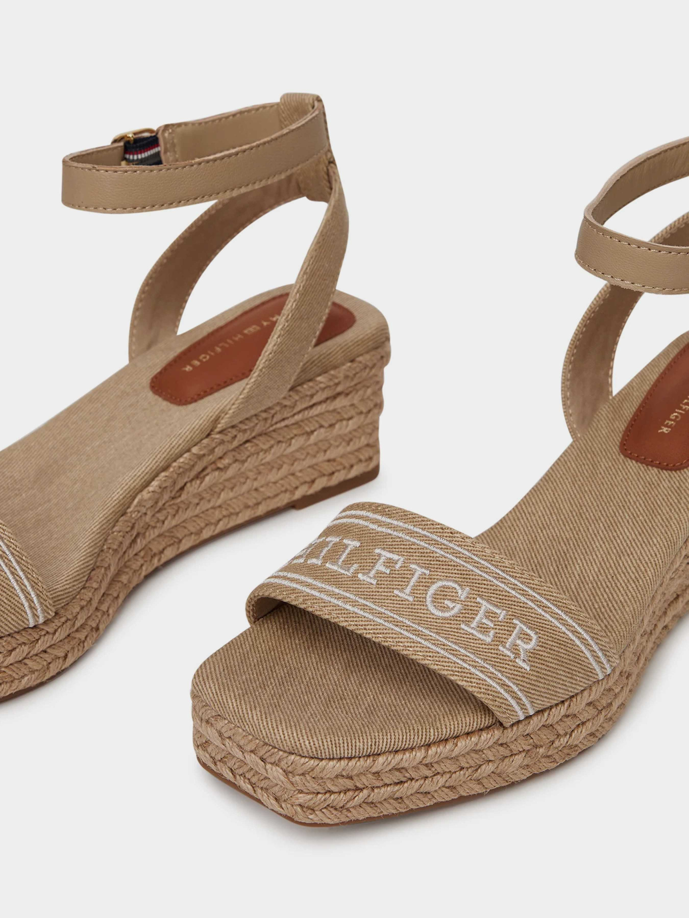 Босоніжки Tommy Hilfiger модель FW0FW08805-ACC Босоніжки Tommy Hilfiger модель FW0FW08805-ACC Фото