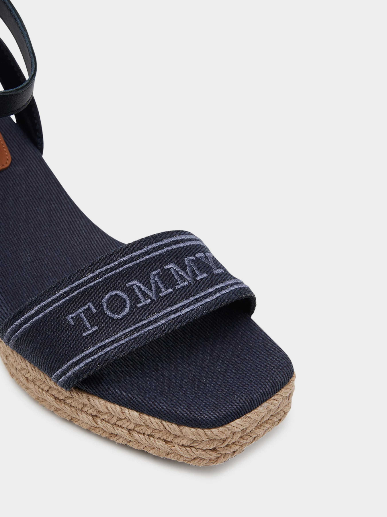 Босоніжки Tommy Hilfiger модель FW0FW08805-DW6 Босоніжки Tommy Hilfiger модель FW0FW08805-DW6 Фото