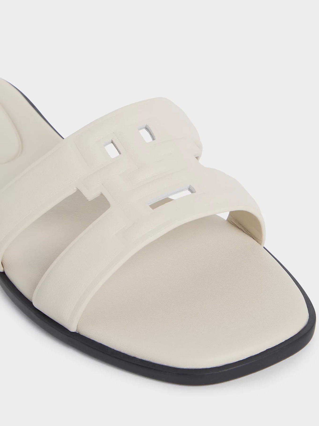 Шльопанці Tommy Hilfiger TH LOGO STRAP MULE модель FW0FW08671-ACI Шльопанці Tommy Hilfiger TH LOGO STRAP MULE модель FW0FW08671-ACI Фото