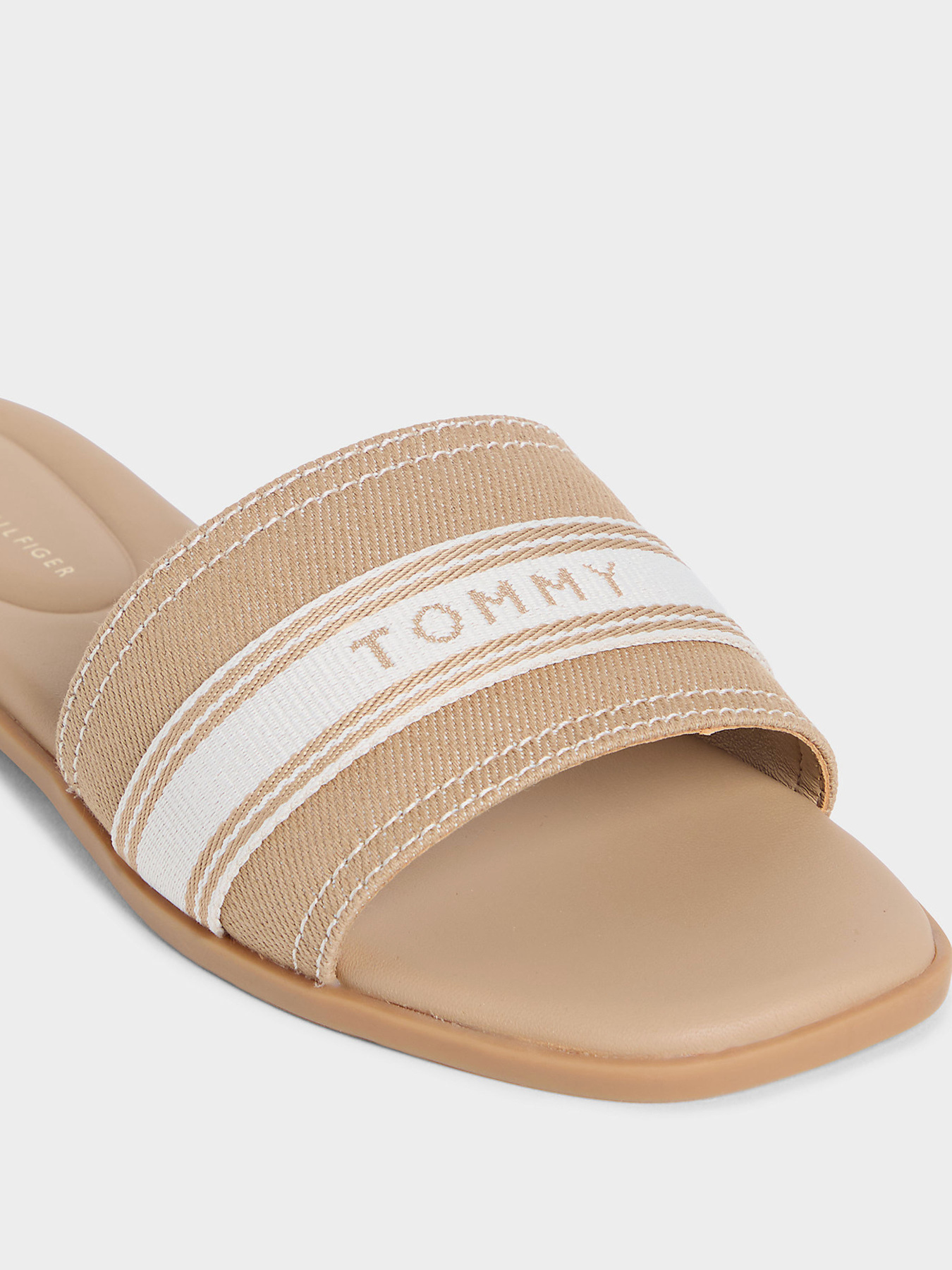 Шльопанці Tommy Hilfiger FLAT MULE WEBBING модель FW0FW09217-RBC Шльопанці Tommy Hilfiger FLAT MULE WEBBING модель FW0FW09217-RBC Фото