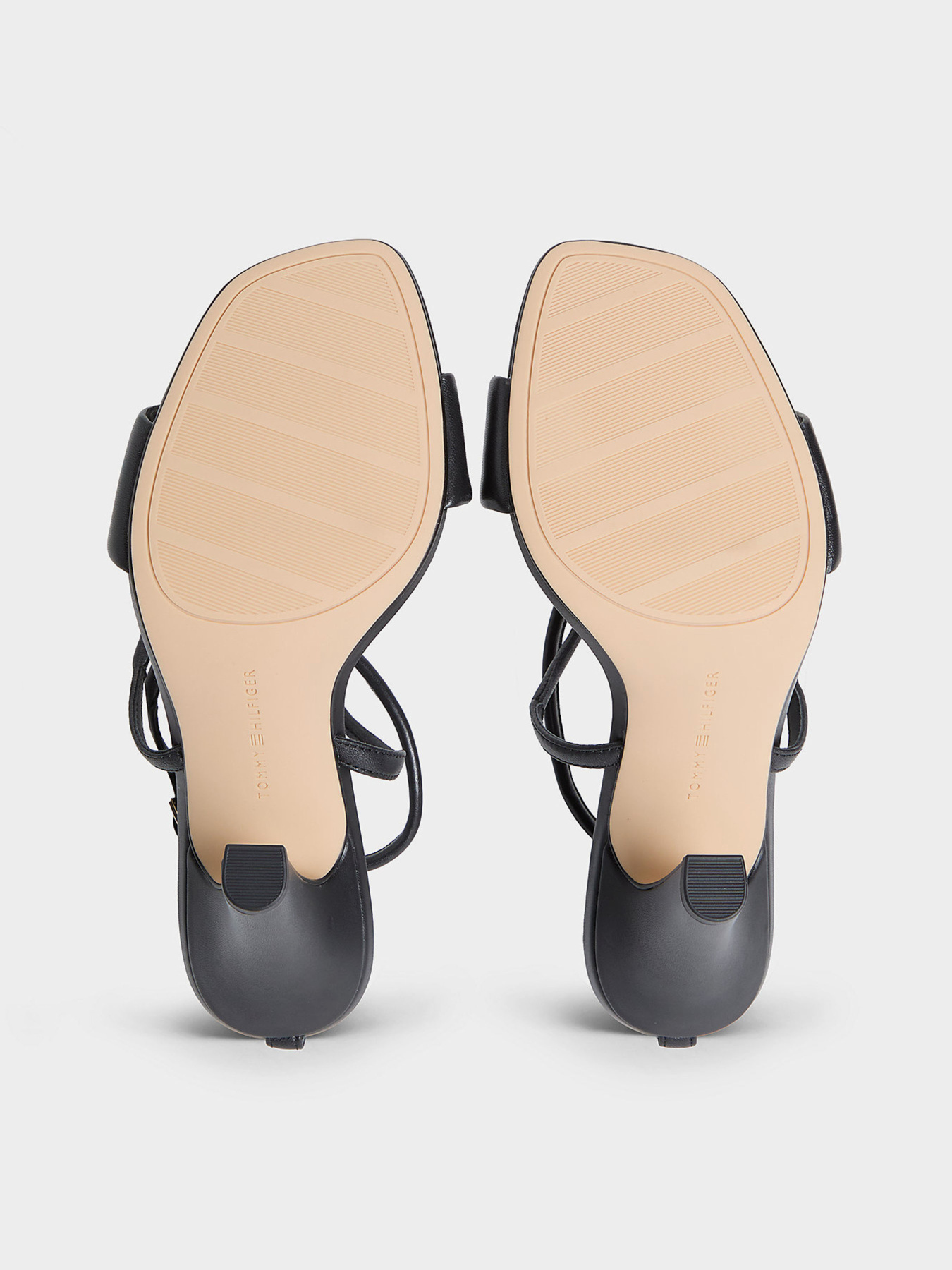 Босоножки Tommy Hilfiger ELEVATED HEELED SANDAL модель FW0FW09277-BDS Босоножки Tommy Hilfiger ELEVATED HEELED SANDAL модель FW0FW09277-BDS Фото