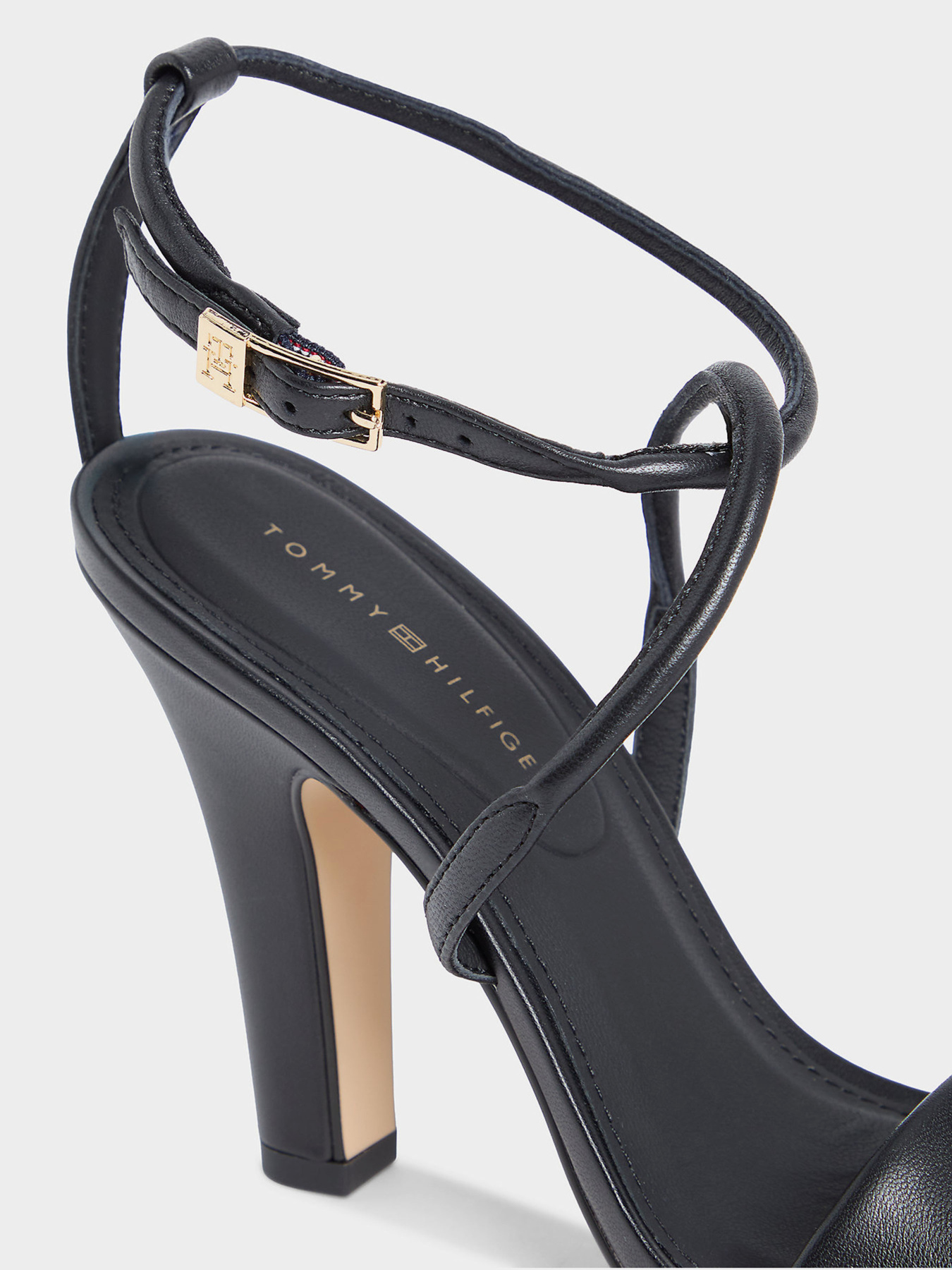 Босоножки Tommy Hilfiger ELEVATED HEELED SANDAL модель FW0FW09277-BDS Босоножки Tommy Hilfiger ELEVATED HEELED SANDAL модель FW0FW09277-BDS Фото