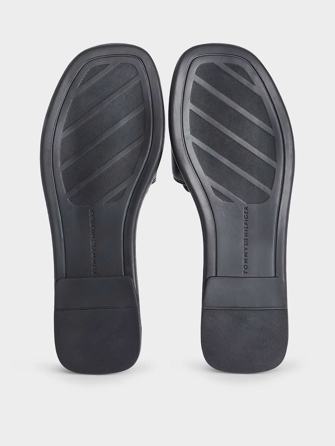 Шльопанці Tommy Hilfiger LEATHER HORSEBIT MULE модель FW0FW09336-BDS Шльопанці Tommy Hilfiger LEATHER HORSEBIT MULE модель FW0FW09336-BDS Фото