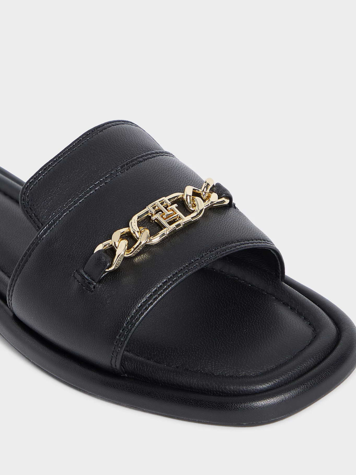Шльопанці Tommy Hilfiger LEATHER HORSEBIT MULE модель FW0FW09336-BDS Шльопанці Tommy Hilfiger LEATHER HORSEBIT MULE модель FW0FW09336-BDS Фото