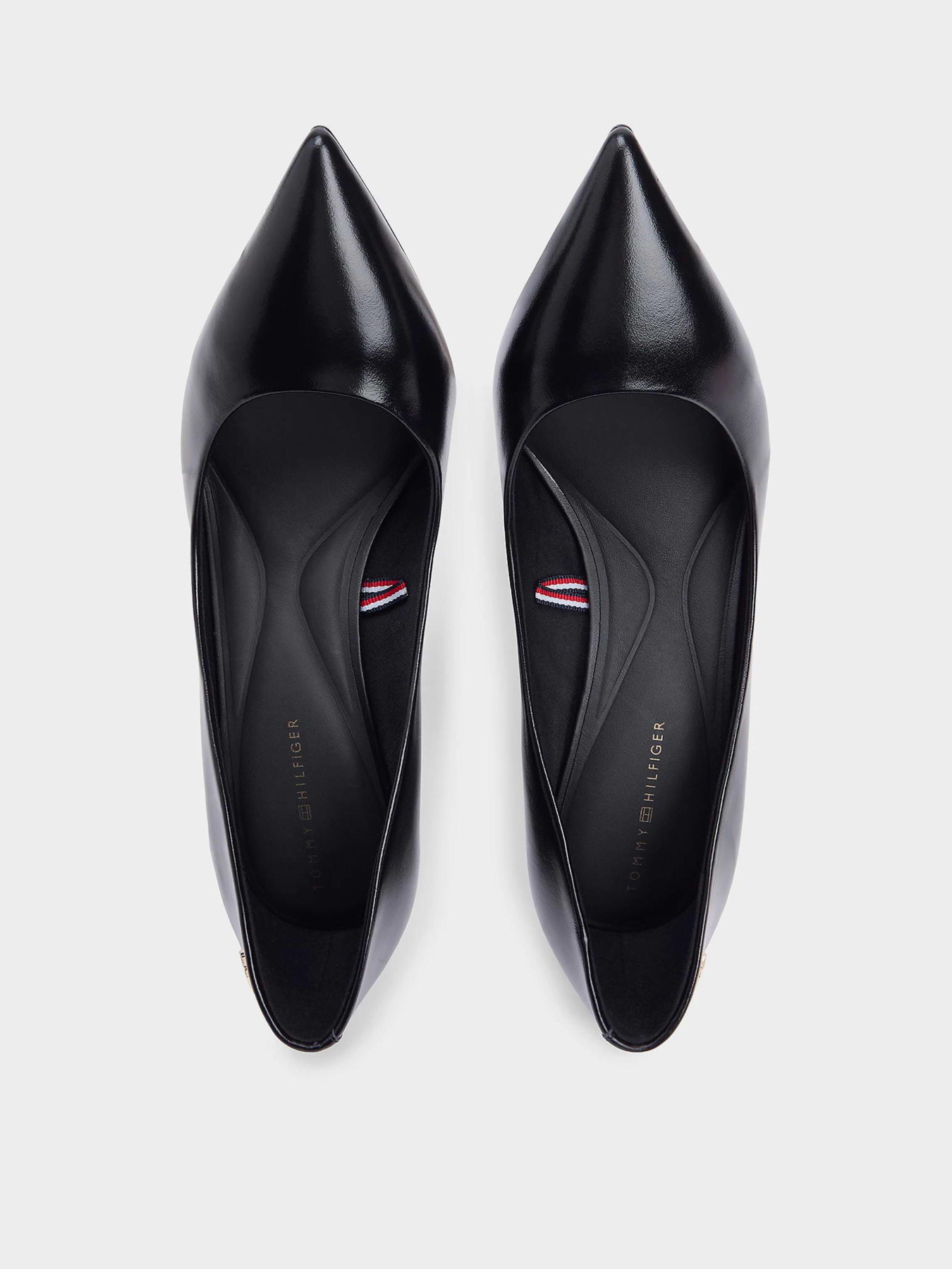Туфли и лоферы Tommy Hilfiger ESSENTIAL POINTED PUMP модель FW0FW09362-BDS Туфли и лоферы Tommy Hilfiger ESSENTIAL POINTED PUMP модель FW0FW09362-BDS Фото