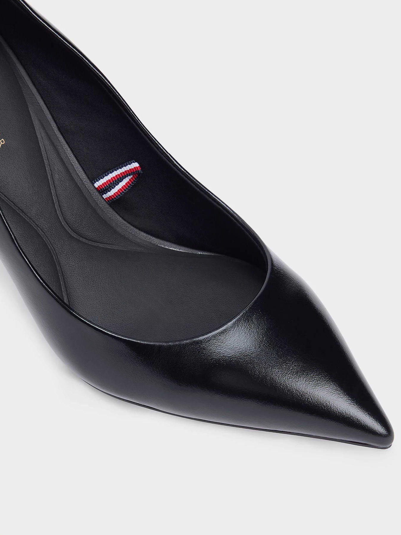 Туфли и лоферы Tommy Hilfiger ESSENTIAL POINTED PUMP модель FW0FW09362-BDS Туфли и лоферы Tommy Hilfiger ESSENTIAL POINTED PUMP модель FW0FW09362-BDS Фото