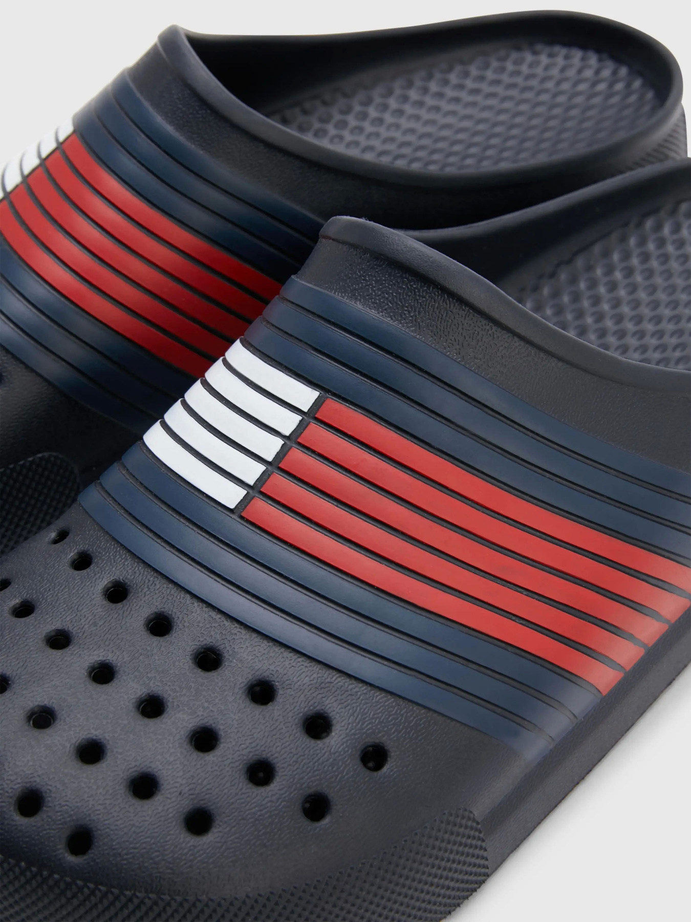 Шлёпанцы Tommy Hilfiger модель FM0FM04467-DW5 Шлёпанцы Tommy Hilfiger модель FM0FM04467-DW5 Фото