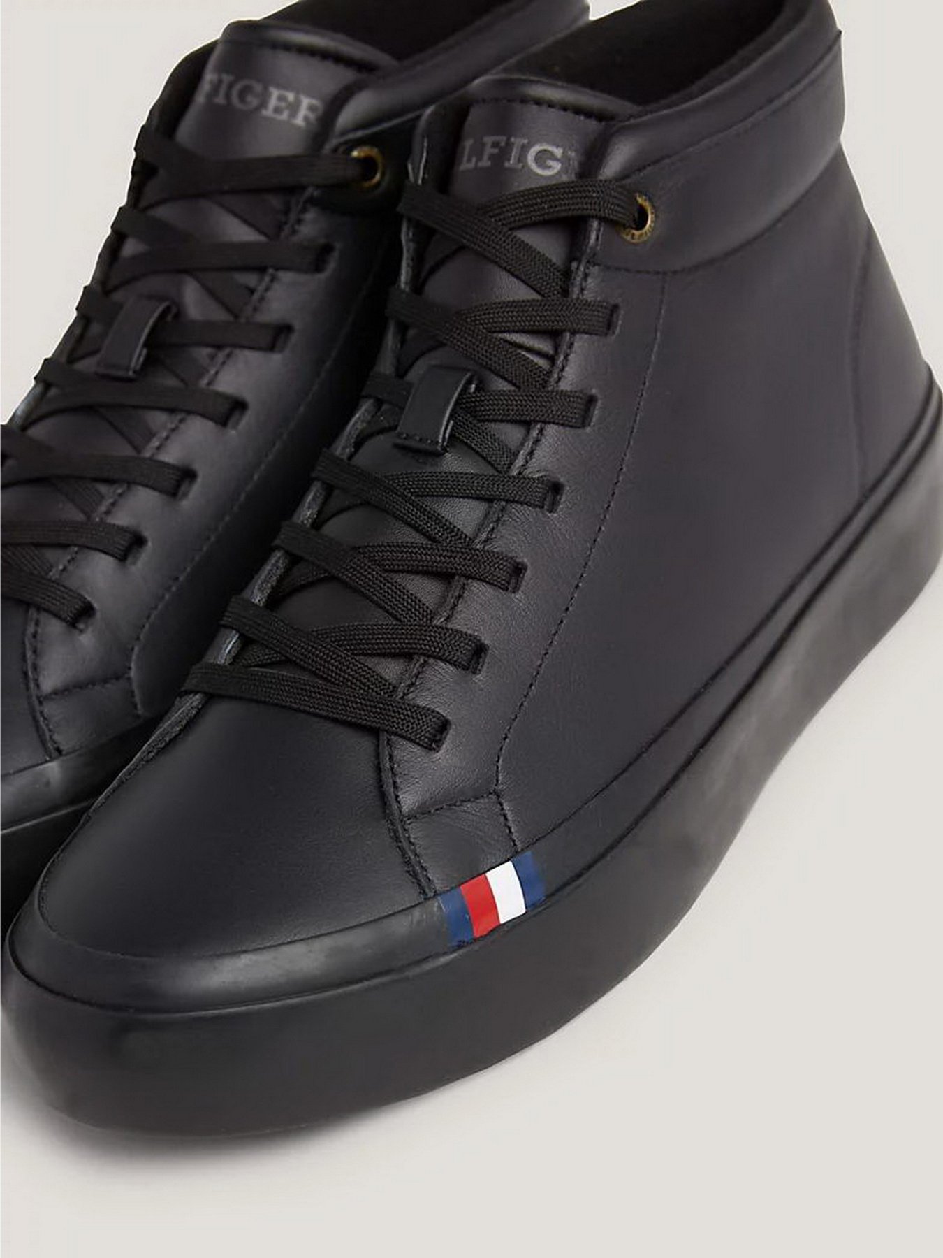 Кеды Tommy Hilfiger Modern Leather Mid-Top Trainers модель FM0FM04820-0GQ Фото