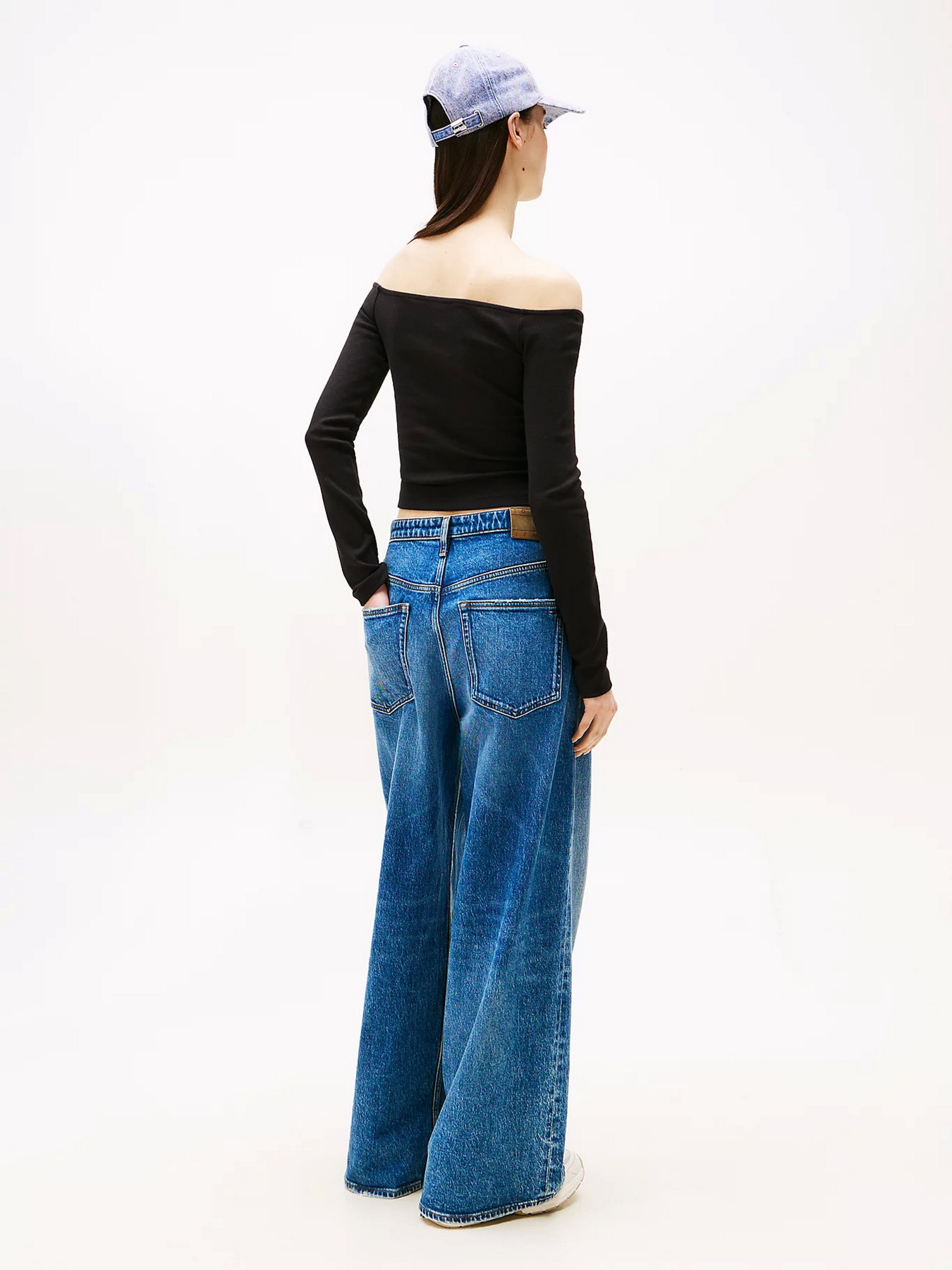 Светри та кардигани Tommy Jeans модель DW0DW20919-BDS Светри та кардигани Tommy Jeans модель DW0DW20919-BDS Фото