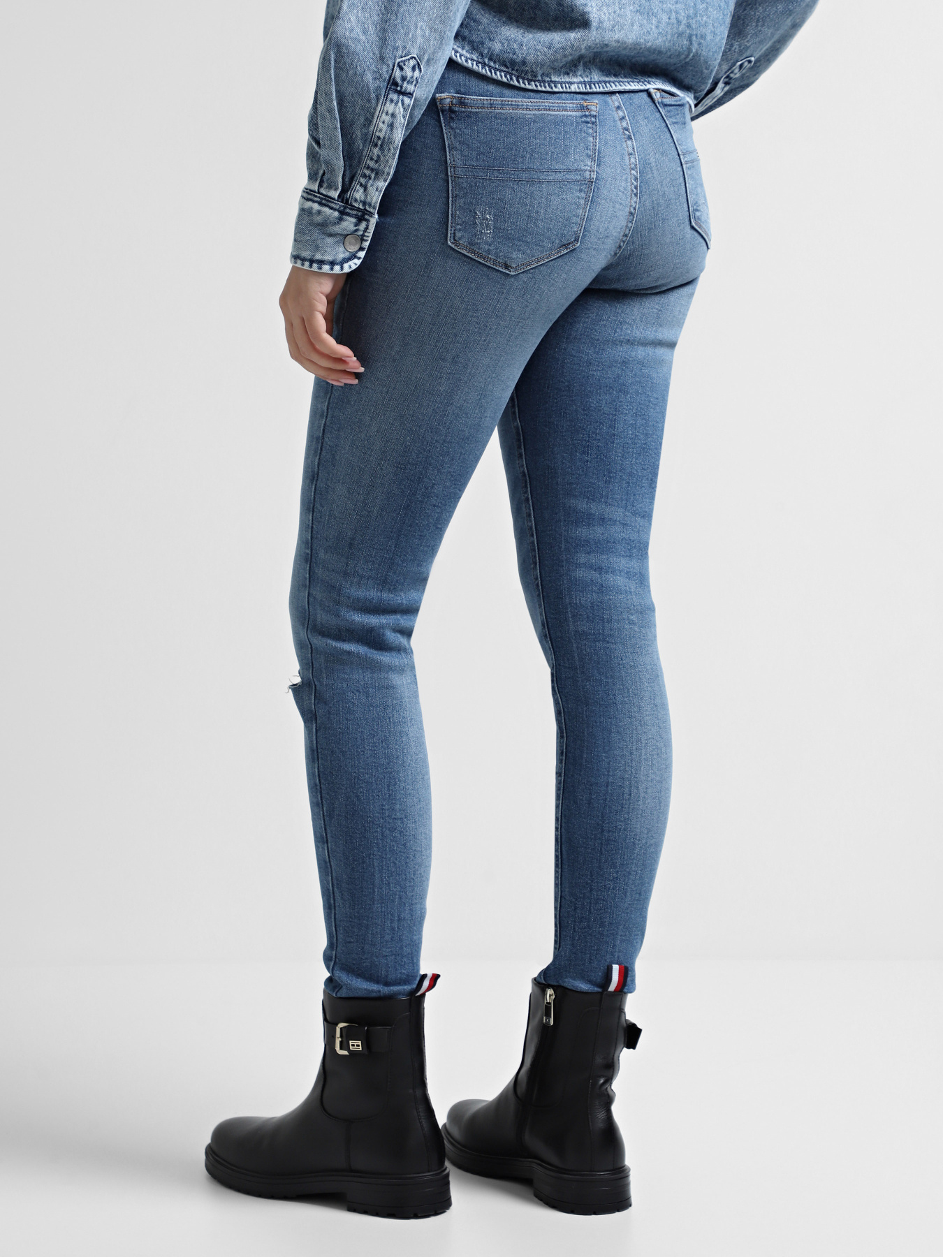 Джинсы Tommy Jeans модель DW0DW18194-1A5 Джинсы Tommy Jeans модель DW0DW18194-1A5 Фото