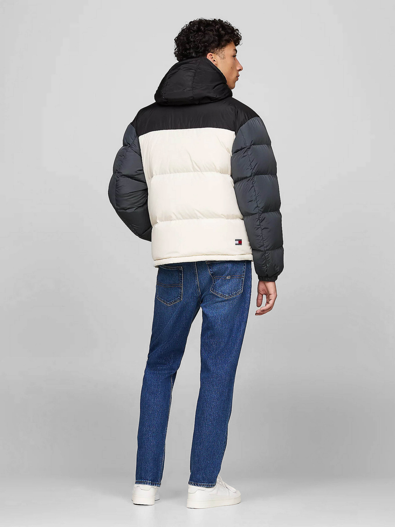 Куртки и дубленки Tommy Jeans модель DM0DM19639-ACG Фото