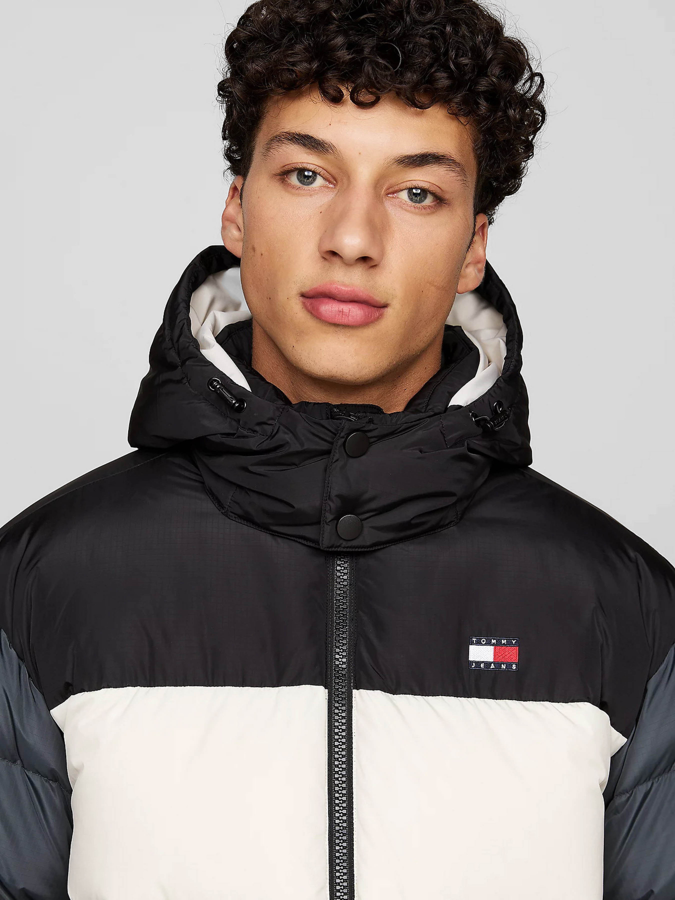 Куртки и дубленки Tommy Jeans модель DM0DM19639-ACG Фото