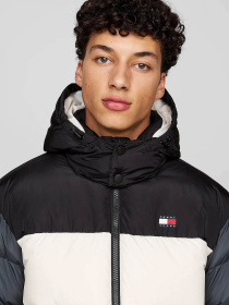 Куртки и дубленки Tommy Jeans модель DM0DM19639-ACG Фото