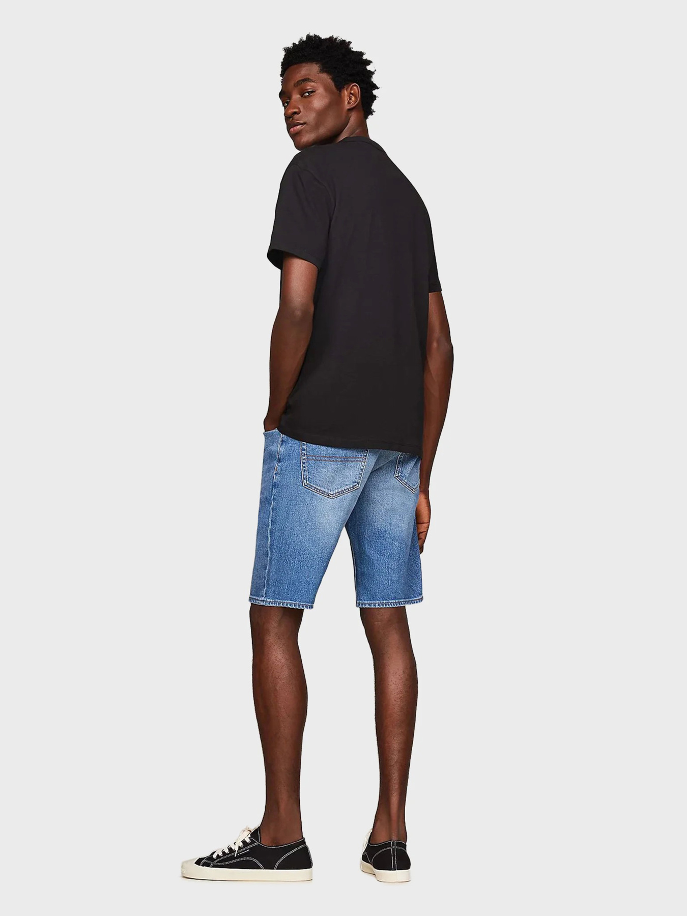 Футболки і поло Tommy Jeans модель DM0DM17995-BDS Футболки і поло Tommy Jeans модель DM0DM17995-BDS Фото