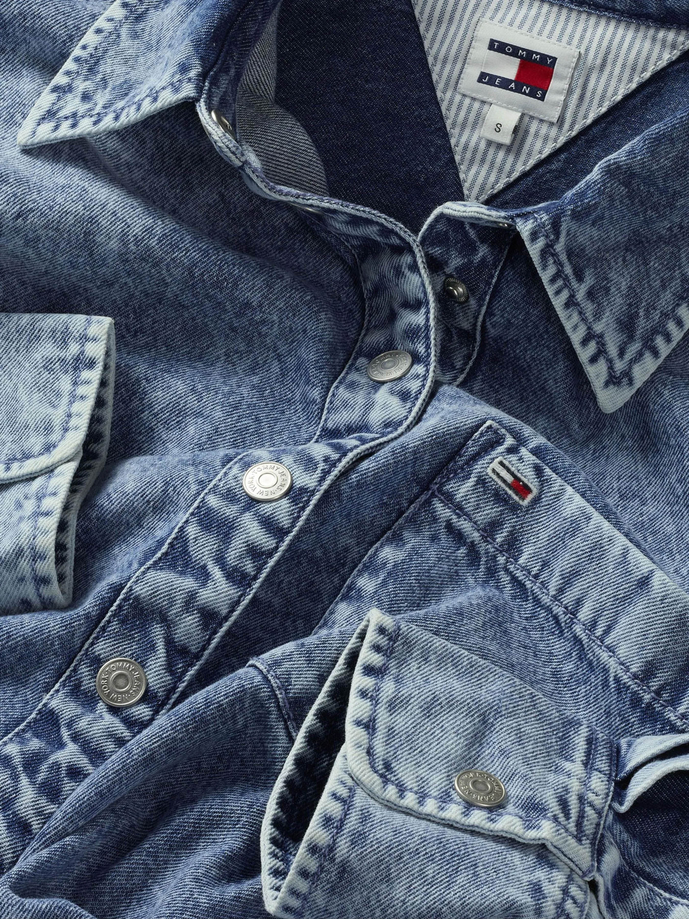 Рубашки Tommy Jeans модель DW0DW18868-1A4 Рубашки Tommy Jeans модель DW0DW18868-1A4 Фото