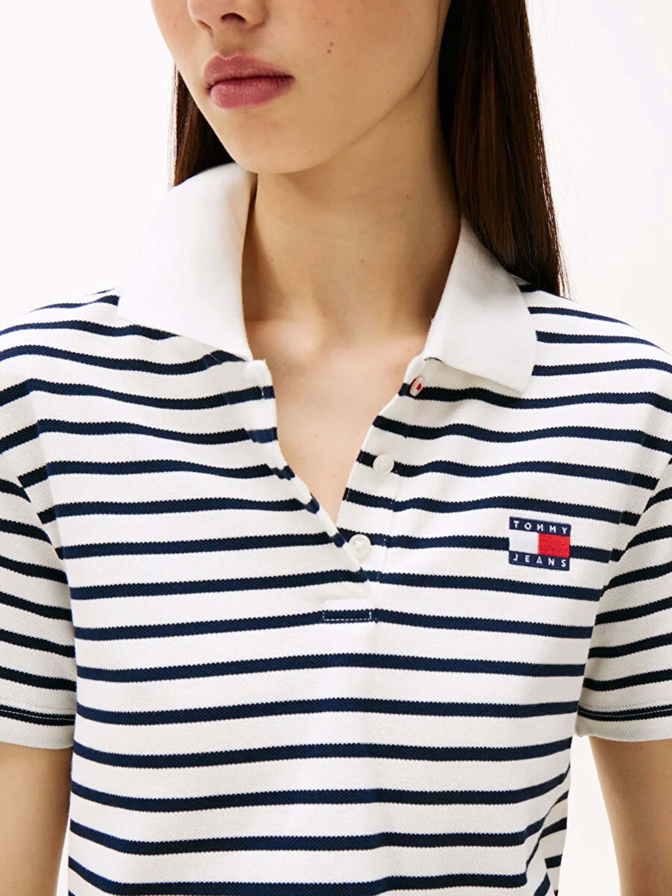 Футболки і поло Tommy Jeans модель DW0DW21363-0FC Футболки і поло Tommy Jeans модель DW0DW21363-0FC Фото