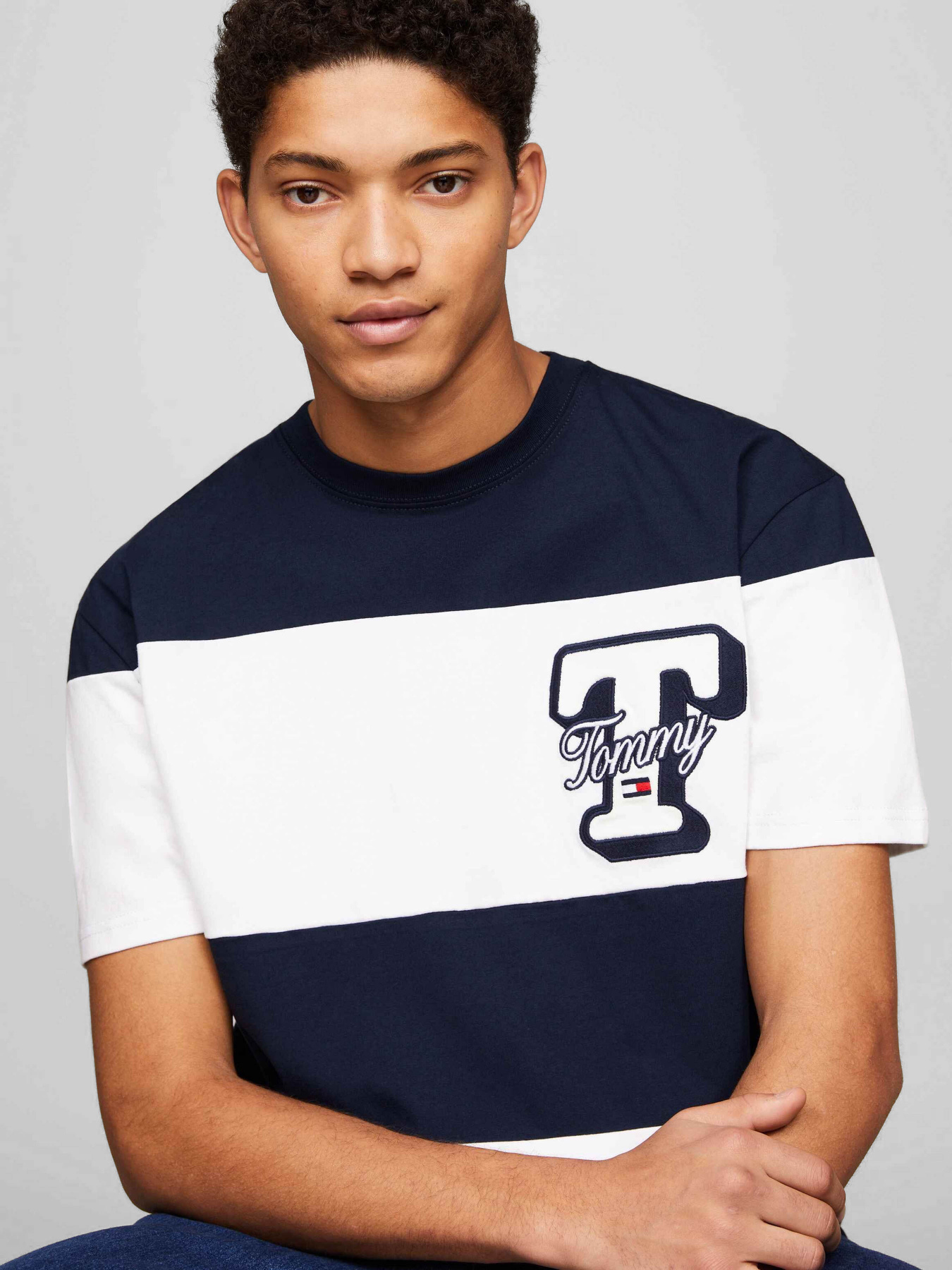 Футболки і поло Tommy Jeans модель DM0DM18674-C1G Футболки і поло Tommy Jeans модель DM0DM18674-C1G Фото