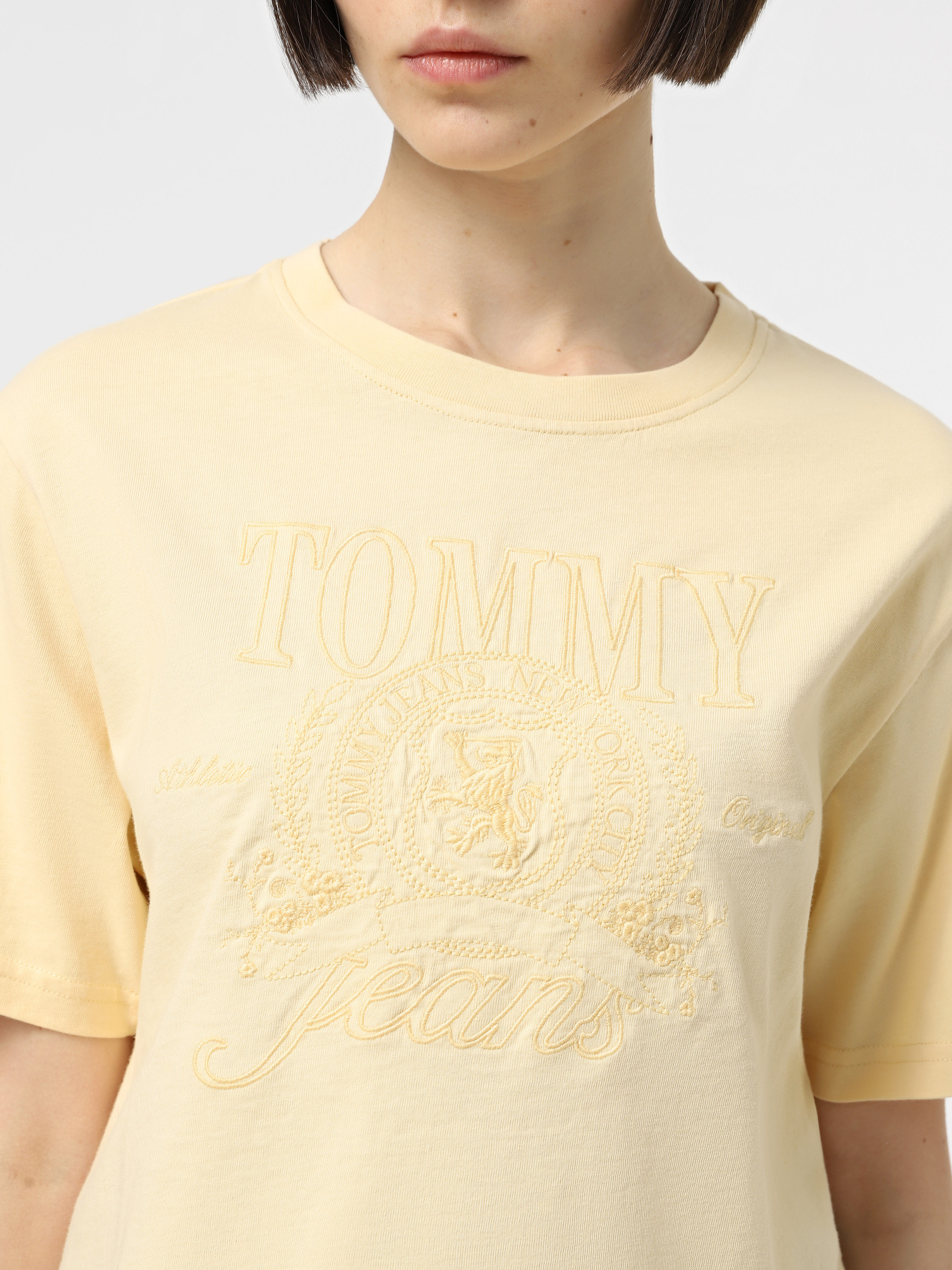 Футболки и поло Tommy Jeans модель DW0DW20326-ZGA Футболки и поло Tommy Jeans модель DW0DW20326-ZGA Фото