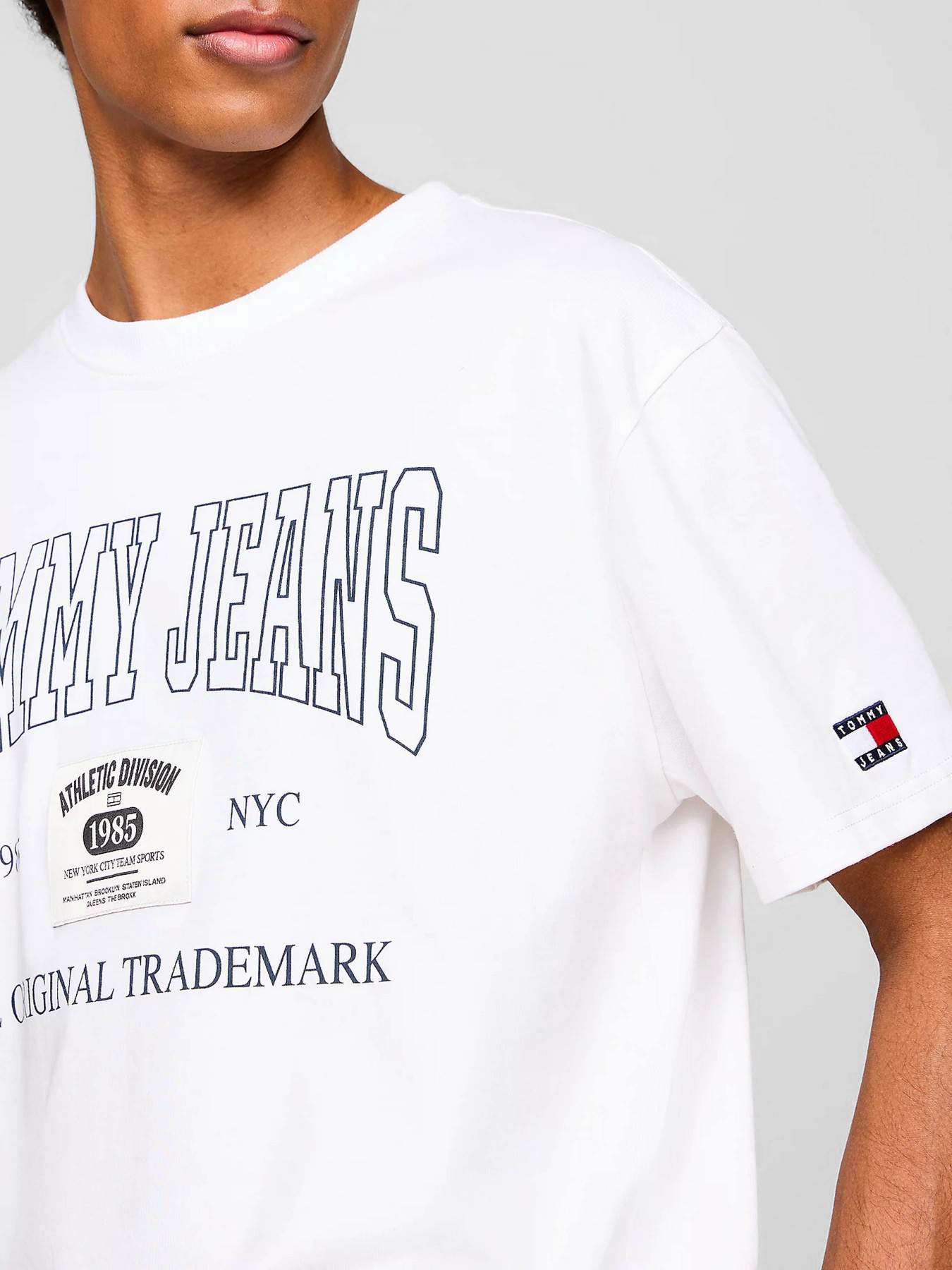 Футболки і поло Tommy Jeans модель DM0DM19198-YBR Футболки і поло Tommy Jeans модель DM0DM19198-YBR Фото