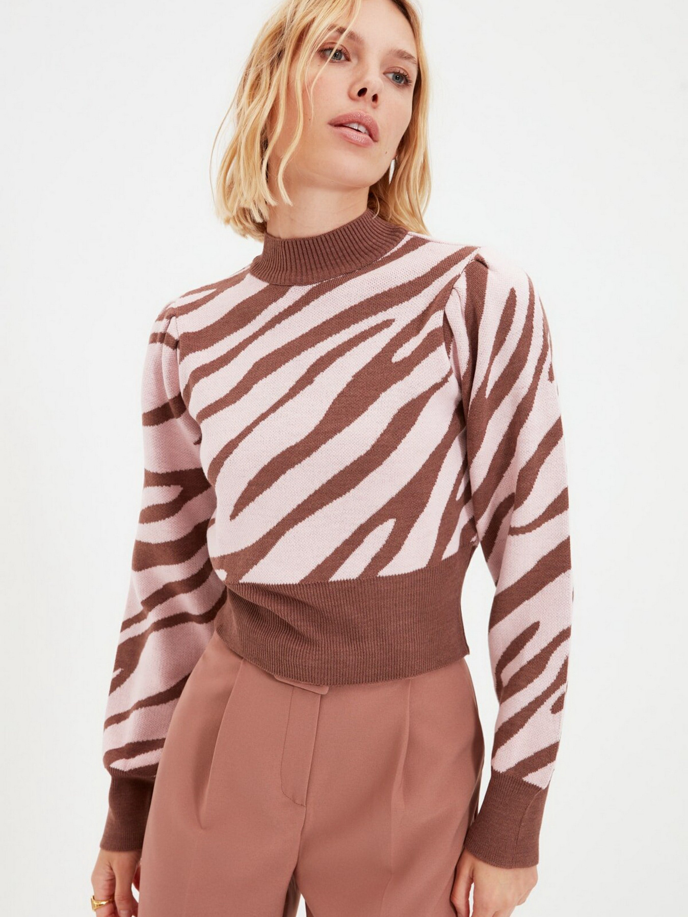 Свитры и кардиганы Trendyol модель TWOAW21KZ0010/Gul Kurusu Свитры и кардиганы Trendyol модель TWOAW21KZ0010/Gul Kurusu Фото