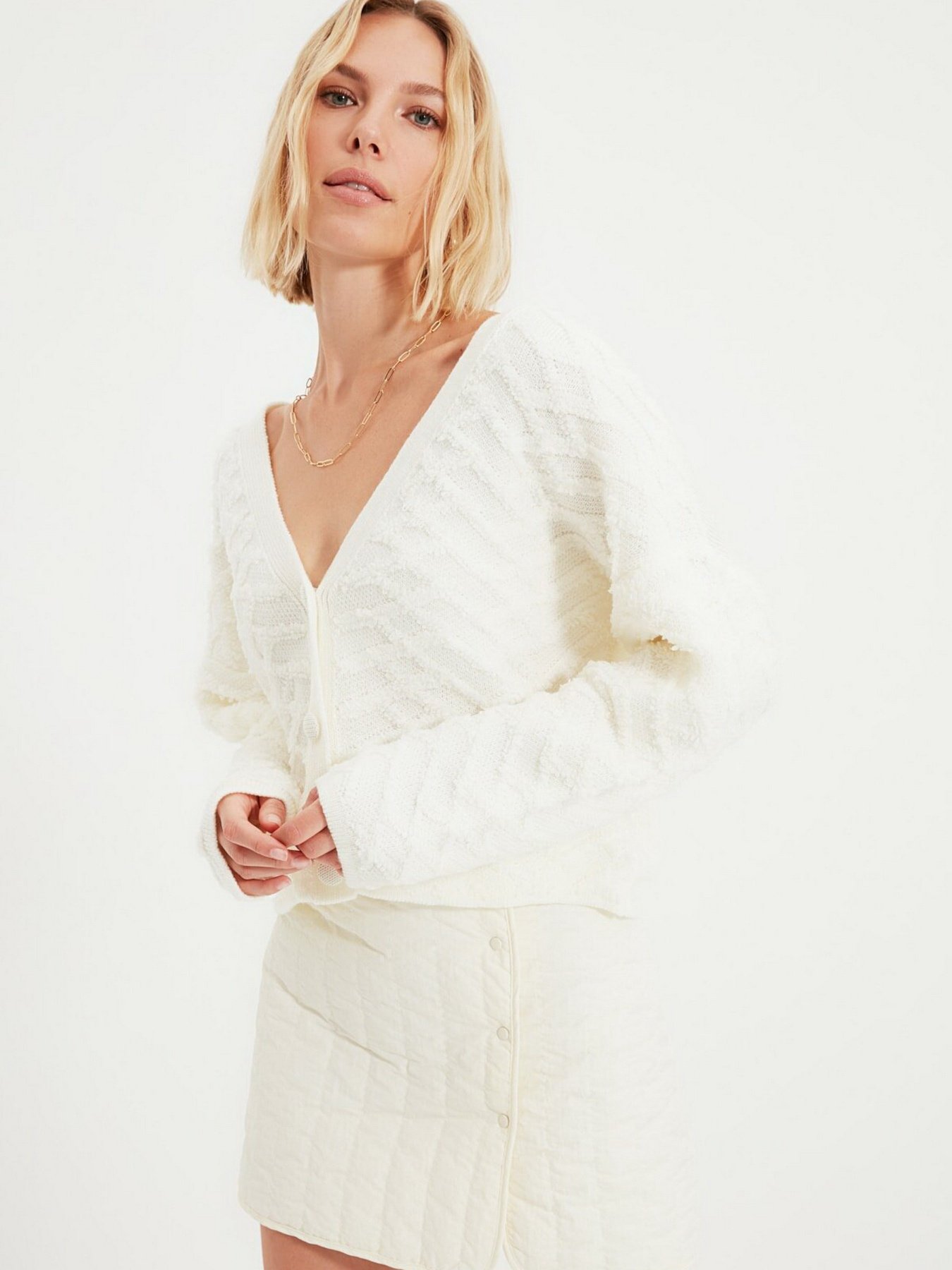 Свитры и кардиганы Trendyol модель TWOAW22HI0325/Ekru Свитры и кардиганы Trendyol модель TWOAW22HI0325/Ekru Фото