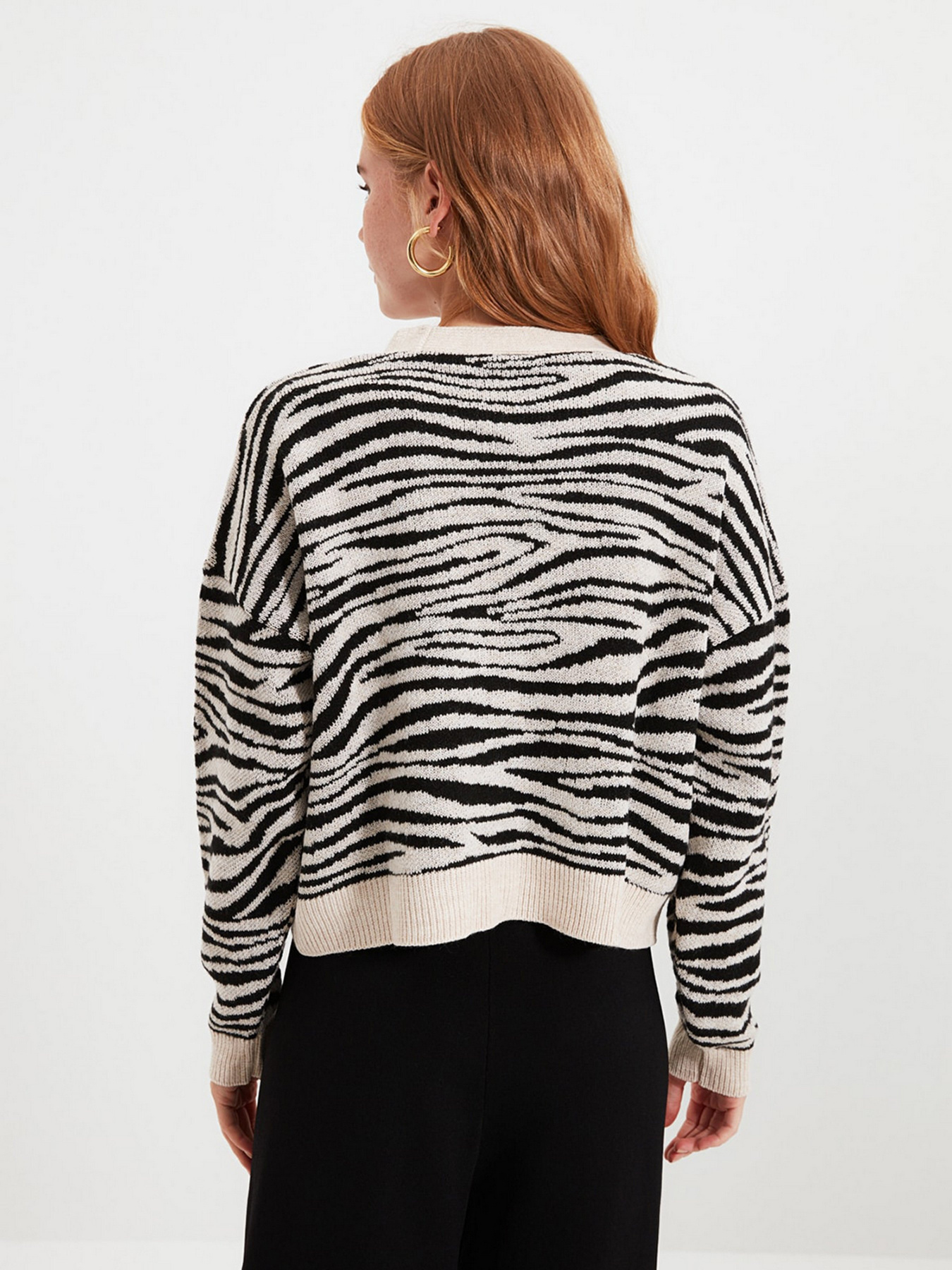 Свитры и кардиганы Trendyol модель TWOAW22HI0046/Siyah Свитры и кардиганы Trendyol модель TWOAW22HI0046/Siyah Фото