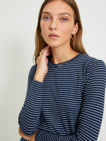 Худи и свитшоты Trendyol модель TWOAW20TS0097/Lacivert Фото