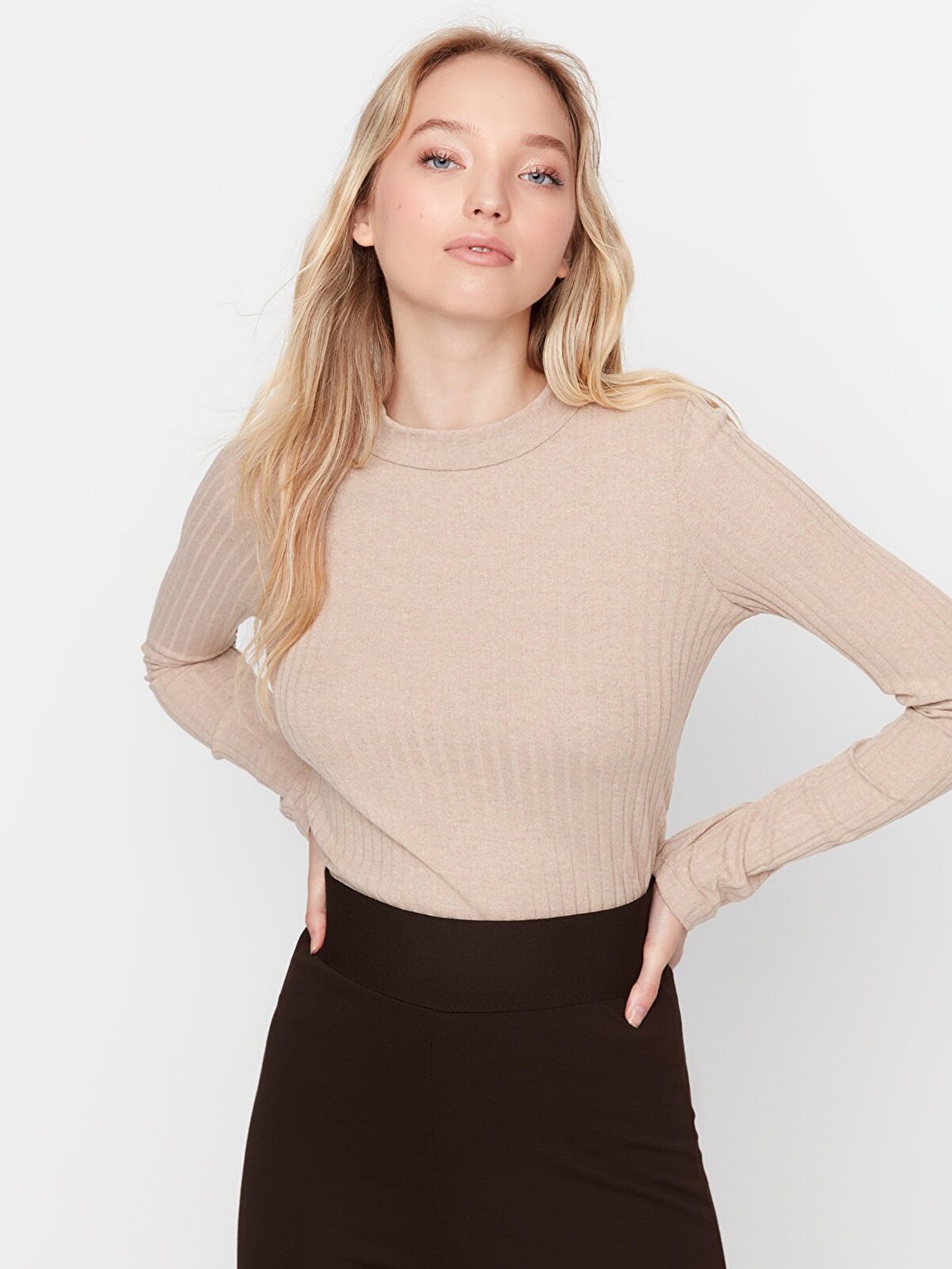 Свитры и кардиганы Trendyol модель TWOAW20BZ0200/Bej Фото
