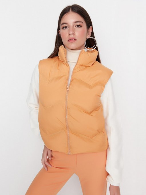 Куртки та дублянки Trendyol модель TWOAW23YE00028/Turuncu Фото
