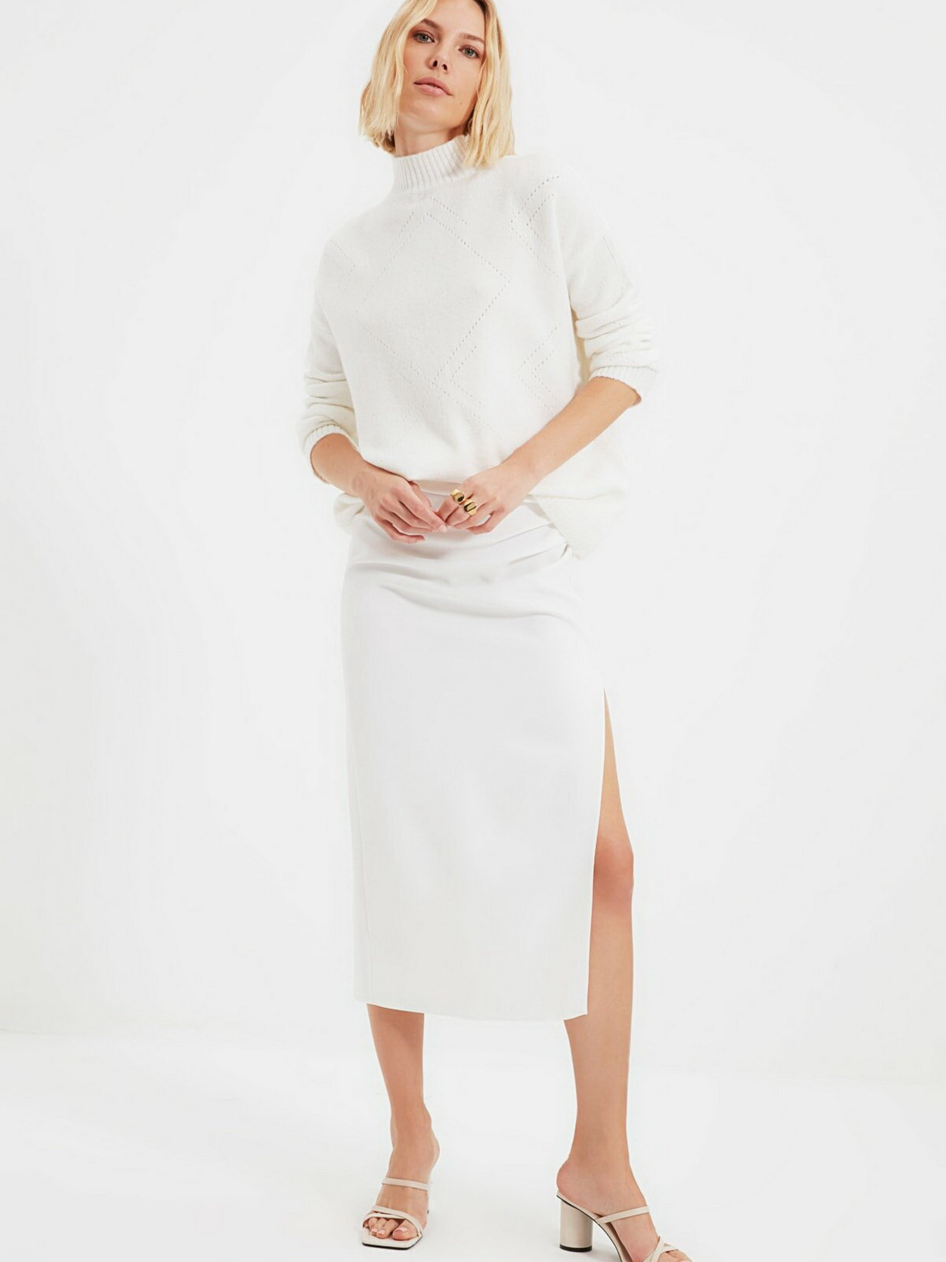 Свитры и кардиганы Trendyol модель TWOAW20KZ0215/Ekru Свитры и кардиганы Trendyol модель TWOAW20KZ0215/Ekru Фото
