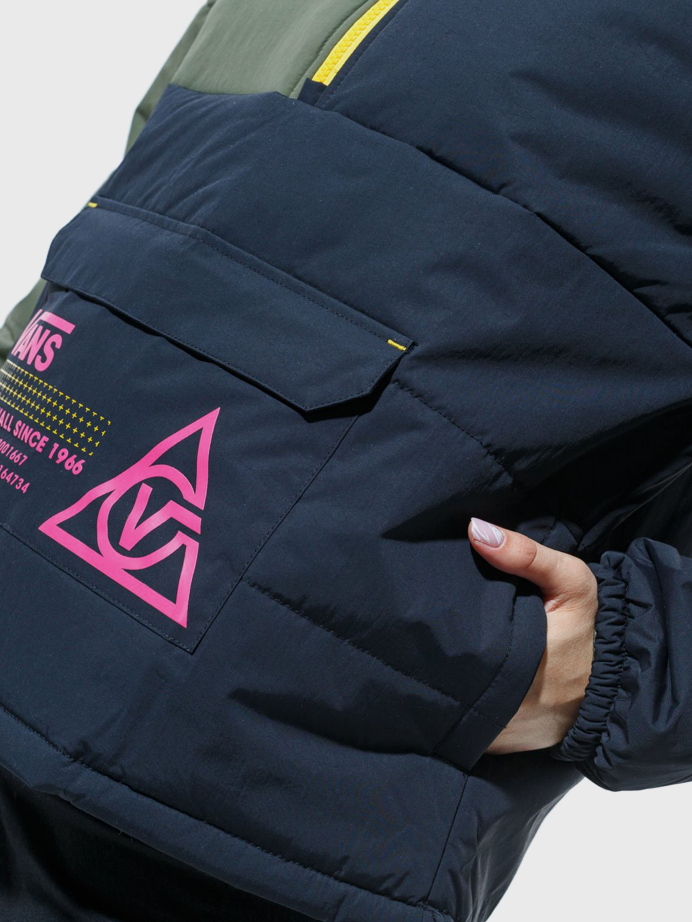 Куртки та дублянки Vans 66 Supply Pullover Puffer модель VN0A4SD8KCZ1 Куртки та дублянки Vans 66 Supply Pullover Puffer модель VN0A4SD8KCZ1 Фото