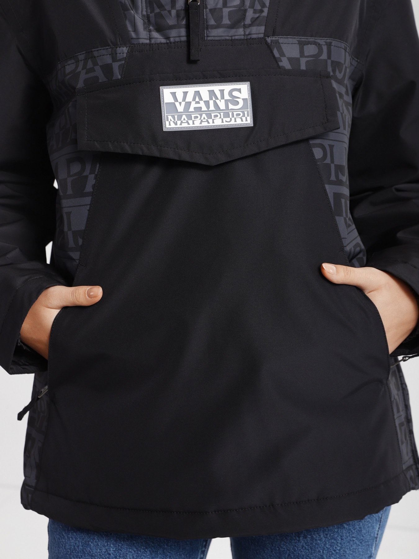 Куртки та дублянки Vans X NAPAPIJRI Anorak Jacket модель VN0A53WXBLK1 Фото