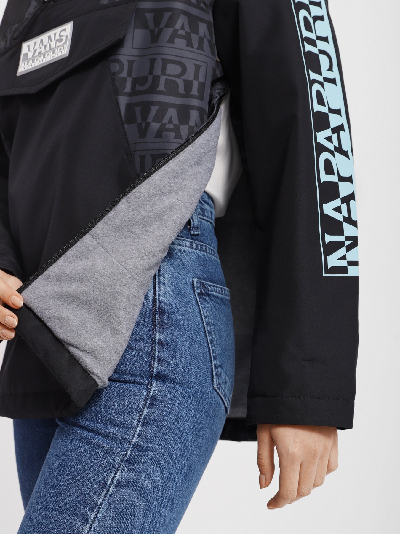 Куртки та дублянки Vans X NAPAPIJRI Anorak Jacket модель VN0A53WXBLK1 Фото