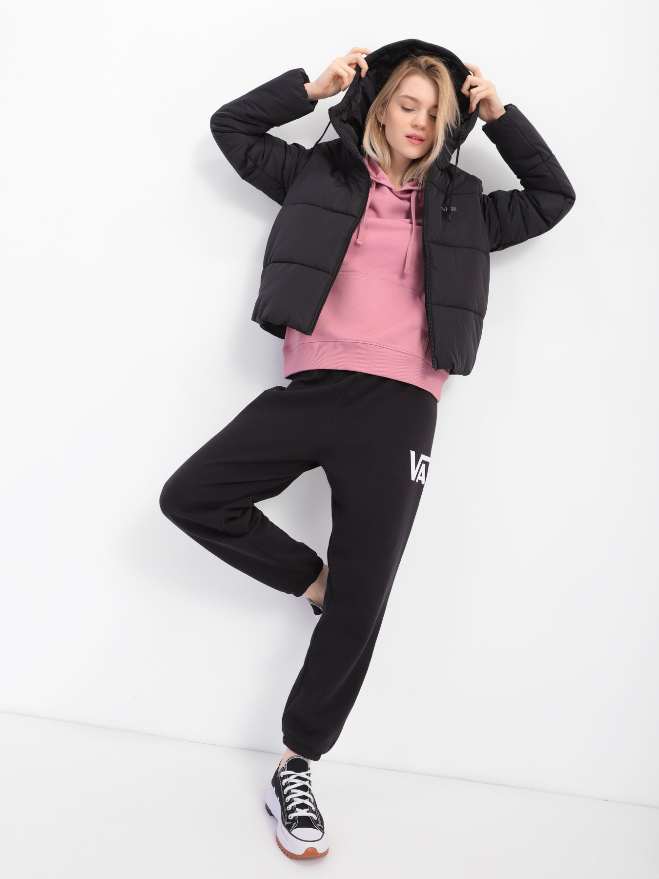 Куртки та дублянки Vans Short Puffer 2 модель VN0A4B8MBLK1 Фото