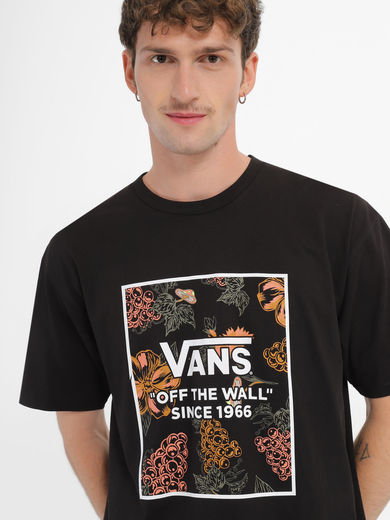 Футболки і поло Vans Box Garden Logo модель VN000AF6BLK1 Футболки і поло Vans Box Garden Logo модель VN000AF6BLK1 Фото