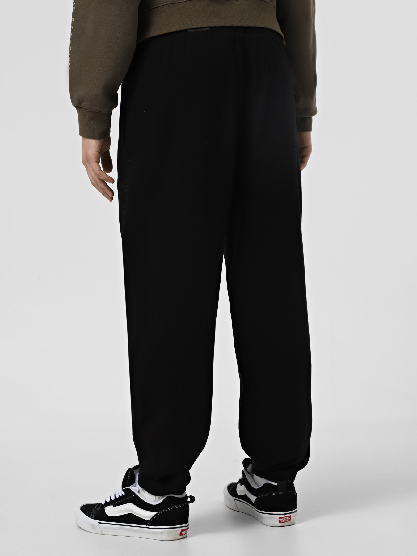 Брюки Vans Core Basic Relaxed Fleece модель VN000HQ2BLK1 Брюки Vans Core Basic Relaxed Fleece модель VN000HQ2BLK1 Фото