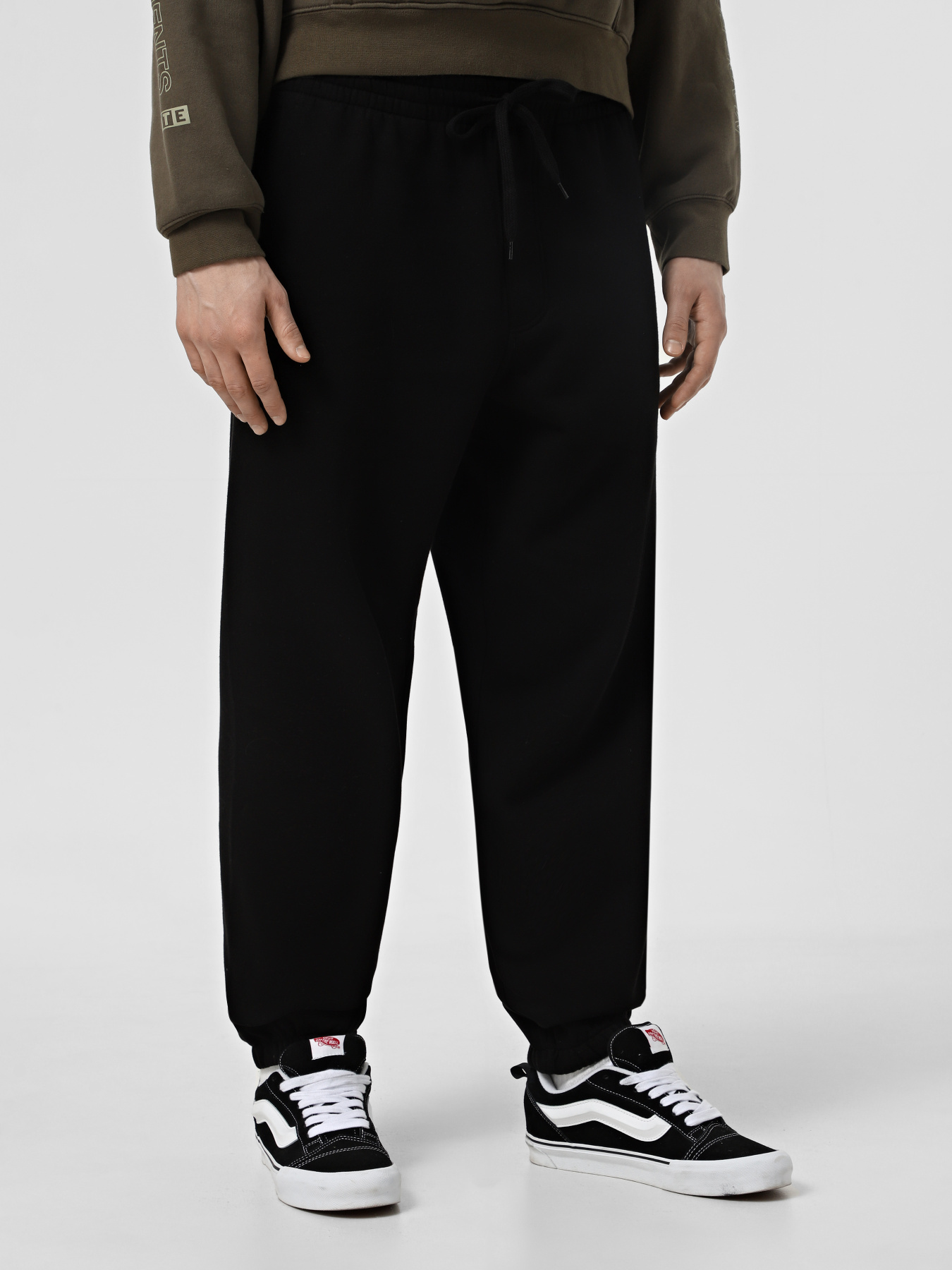Брюки Vans Core Basic Relaxed Fleece модель VN000HQ2BLK1 Брюки Vans Core Basic Relaxed Fleece модель VN000HQ2BLK1 Фото
