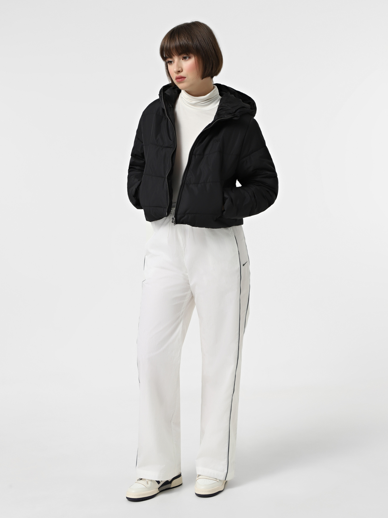 Куртки и дубленки Vans Foundry Crop Puff Hood модель VN000H5EBLK1 Фото
