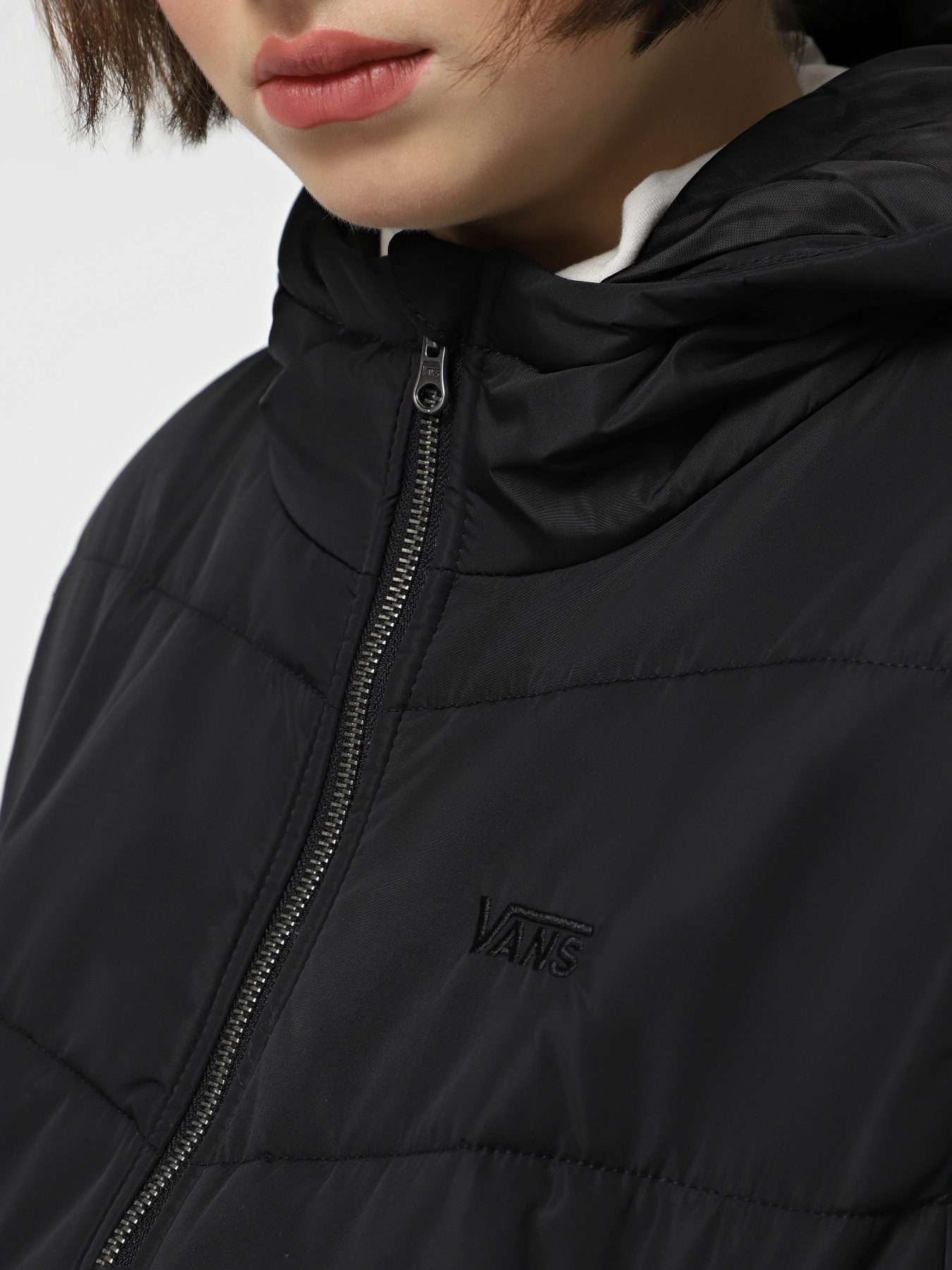 Куртки и дубленки Vans Foundry Crop Puff Hood модель VN000H5EBLK1 Фото
