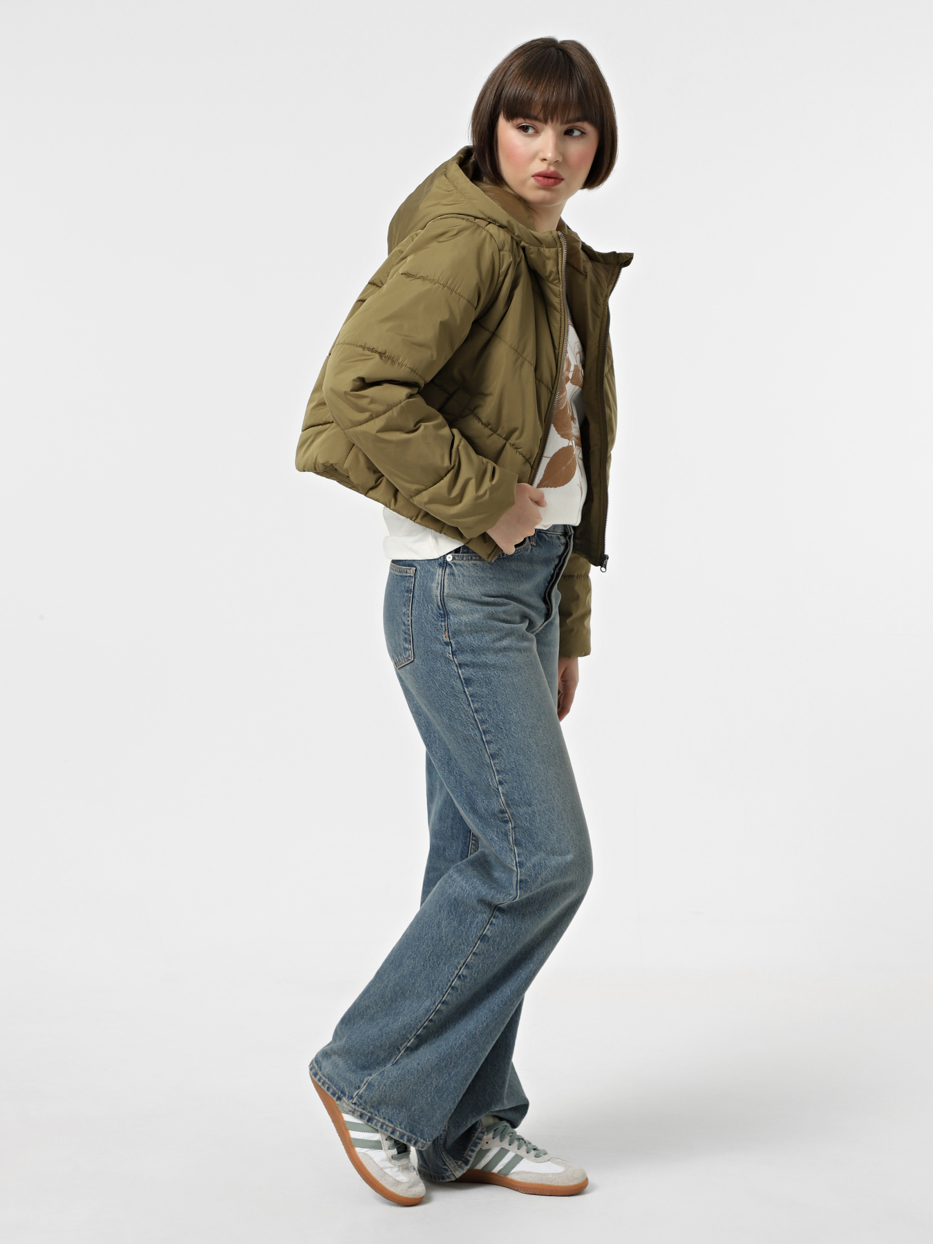 Куртки и дубленки Vans Foundry Crop Puff Hood модель VN000H5ECUQ1 Куртки и дубленки Vans Foundry Crop Puff Hood модель VN000H5ECUQ1 Фото