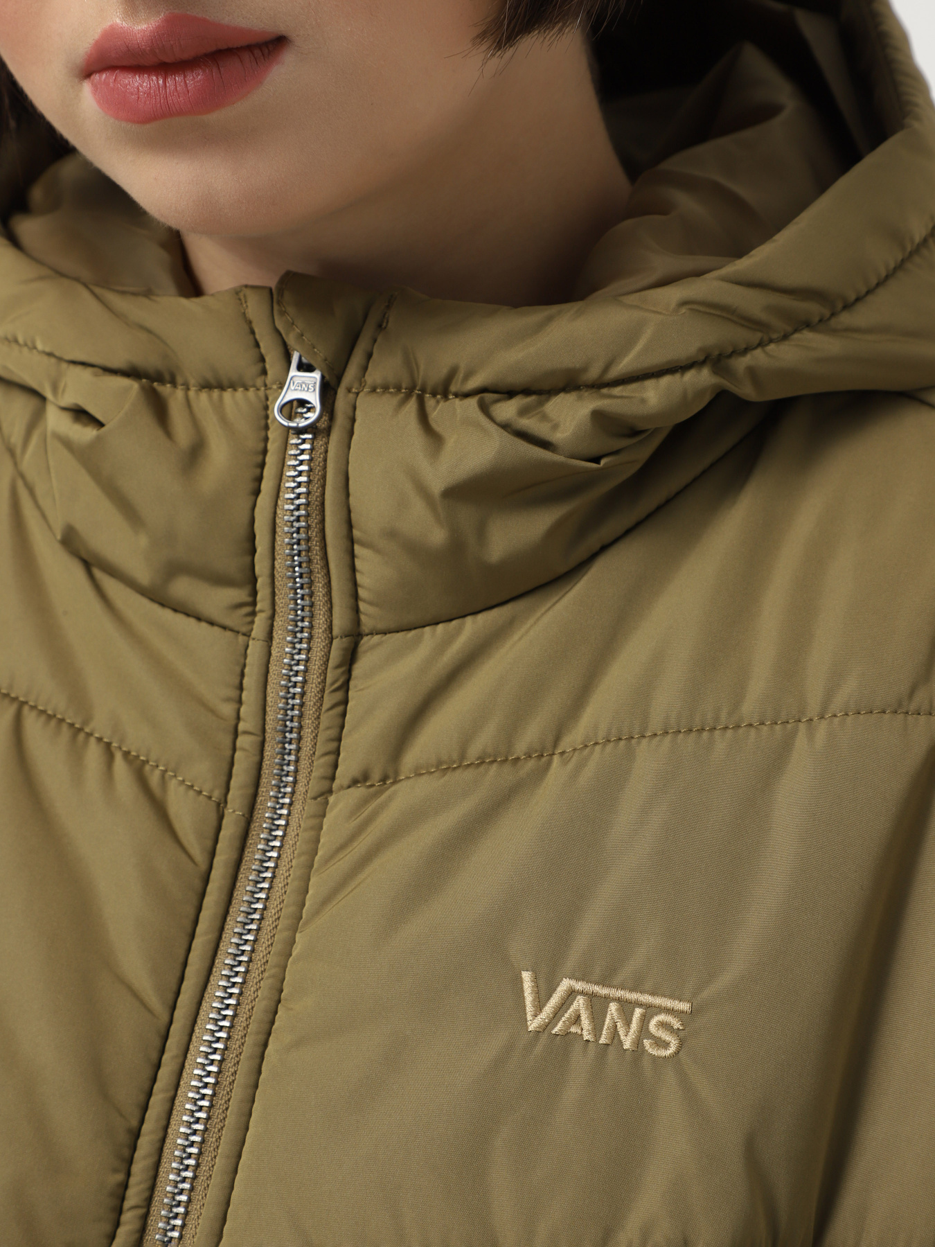 Куртки и дубленки Vans Foundry Crop Puff Hood модель VN000H5ECUQ1 Куртки и дубленки Vans Foundry Crop Puff Hood модель VN000H5ECUQ1 Фото