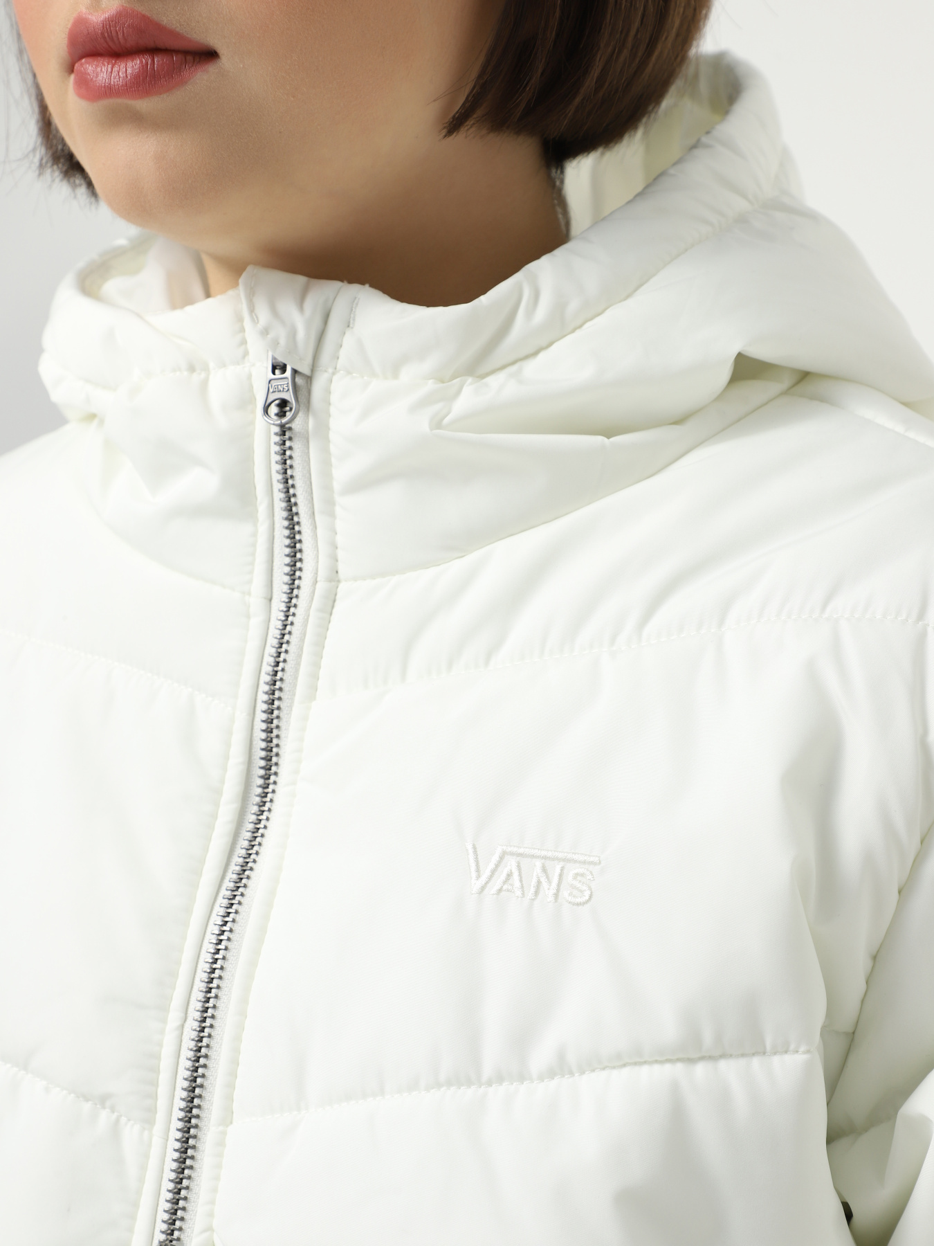 Куртки и дубленки Vans Foundry Crop Puff Hood модель VN000H5EFS81 Куртки и дубленки Vans Foundry Crop Puff Hood модель VN000H5EFS81 Фото