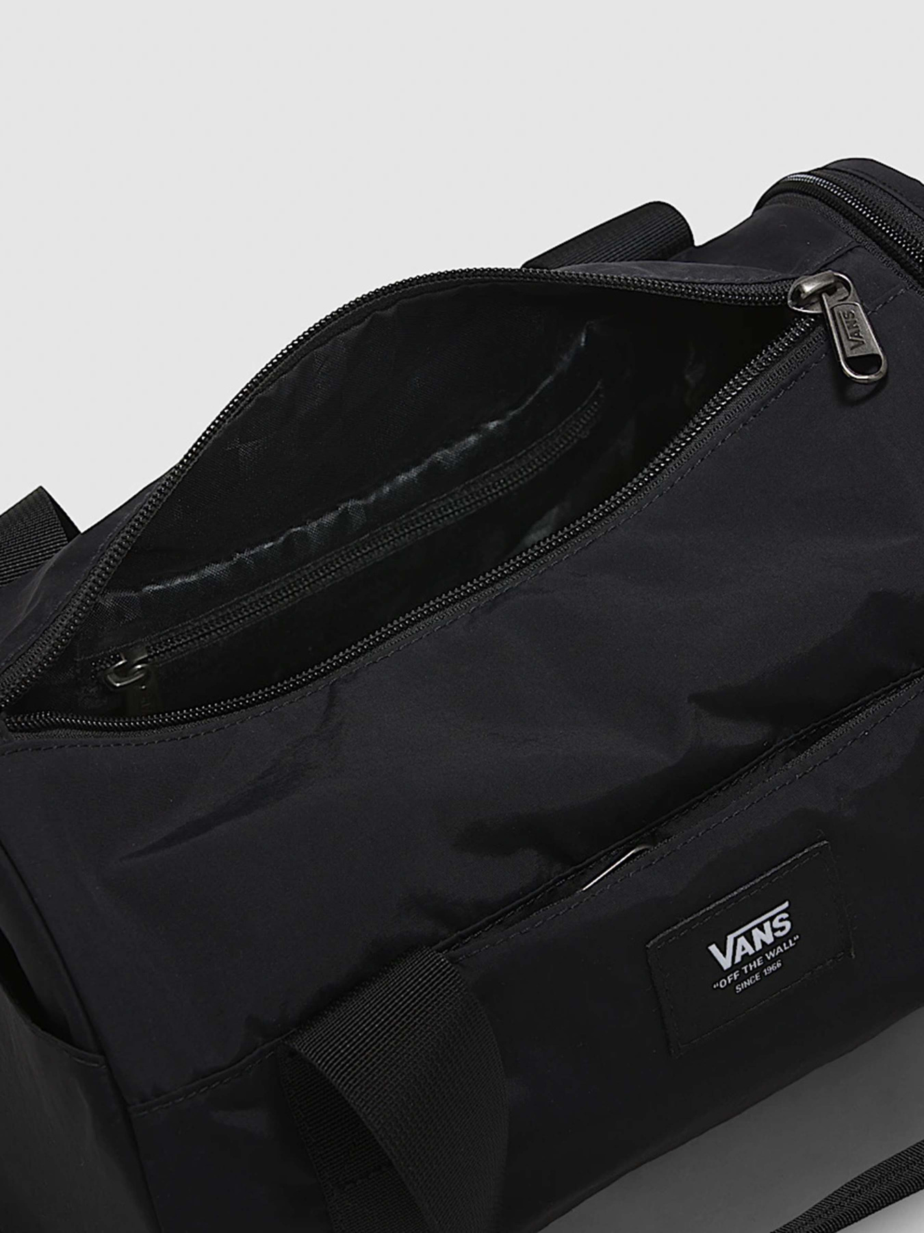Сумки Vans Barreled Midi модель VN000MNSBLK1 Сумки Vans Barreled Midi модель VN000MNSBLK1 Фото