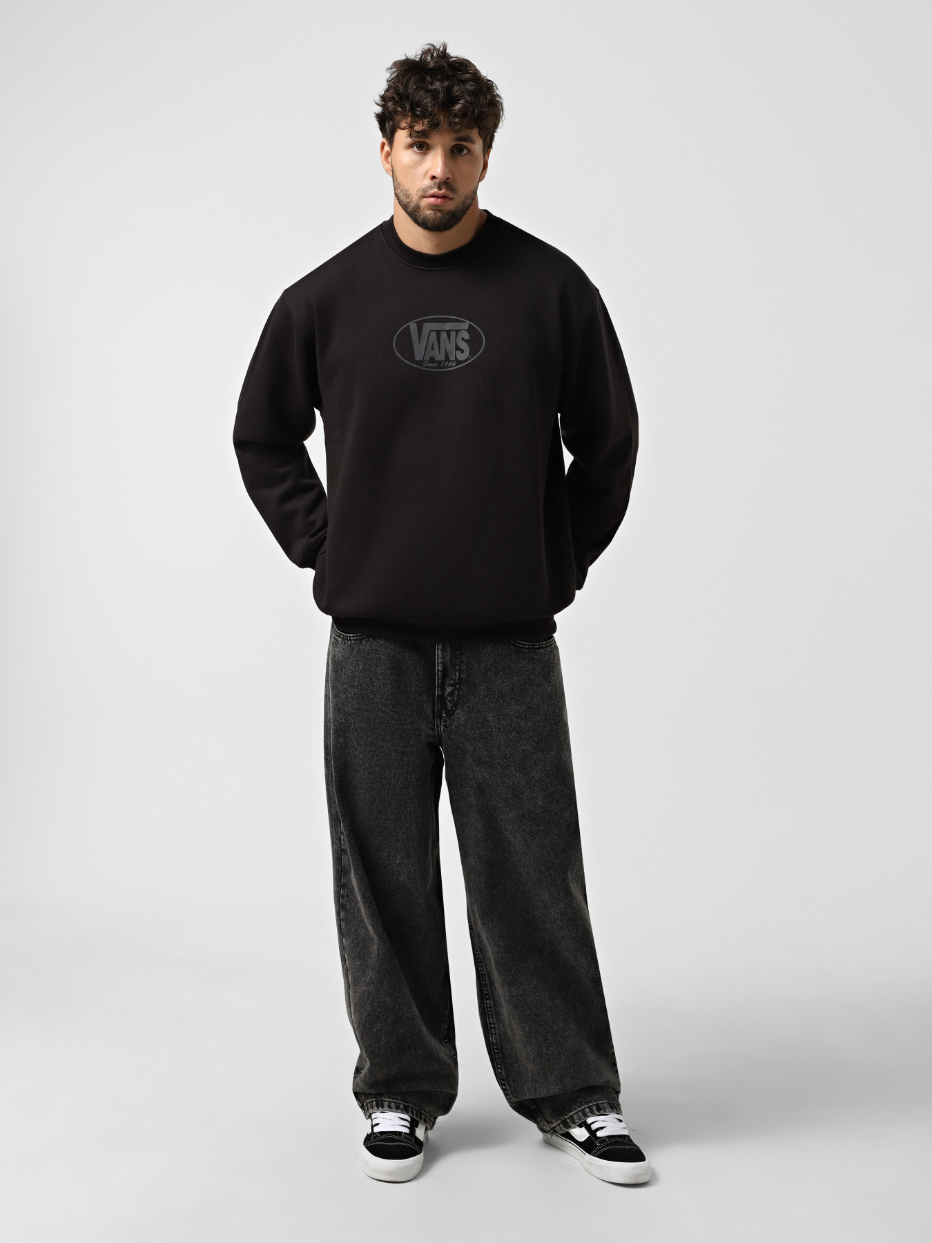 Худі та світшоти Vans Classic Oval Crew модель VN000P8HBLK1 Фото