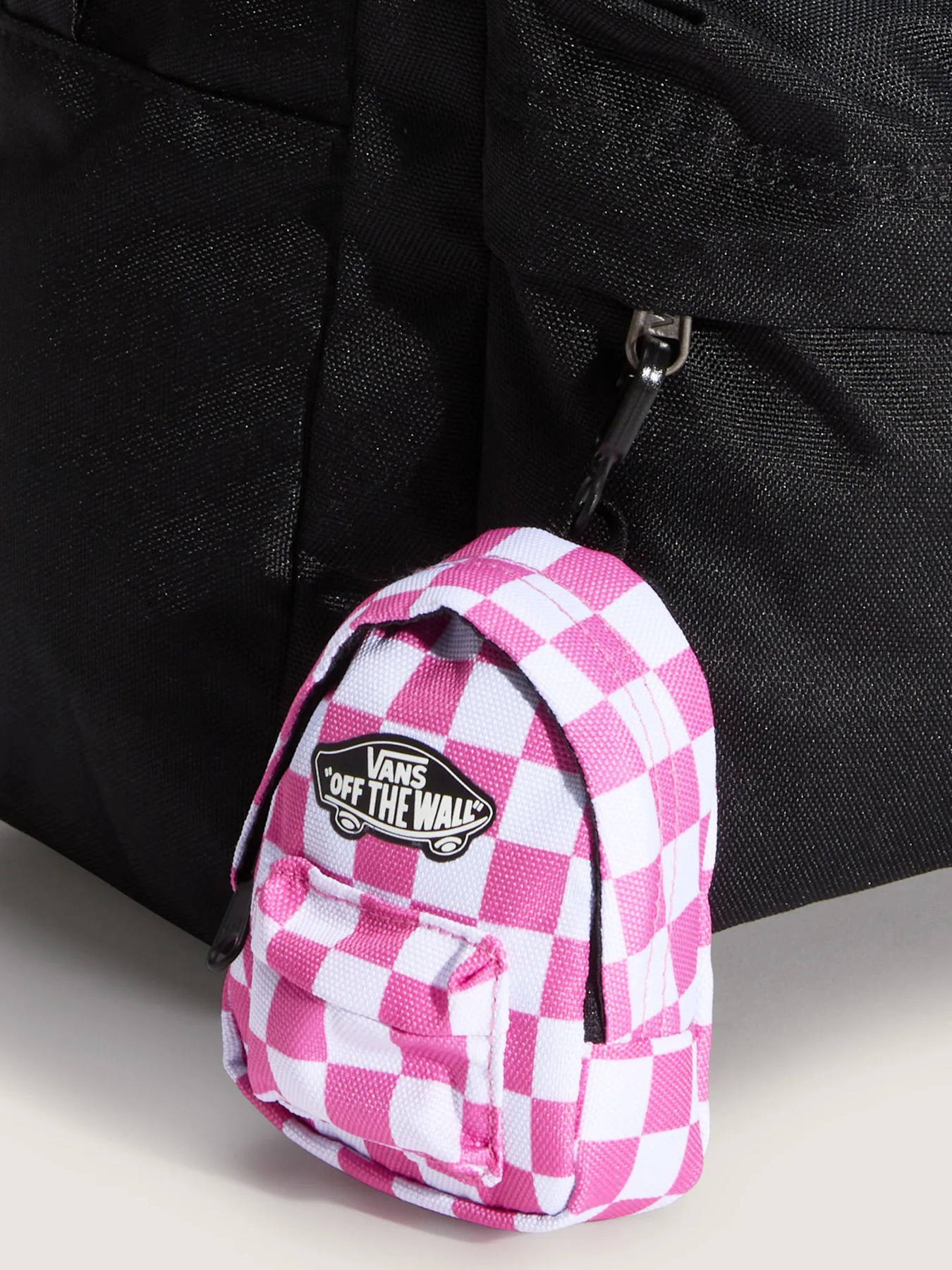Сумки Vans MICRO OLD SKOOL BACKPACK модель VN000T69FRQ1 Сумки Vans MICRO OLD SKOOL BACKPACK модель VN000T69FRQ1 Фото