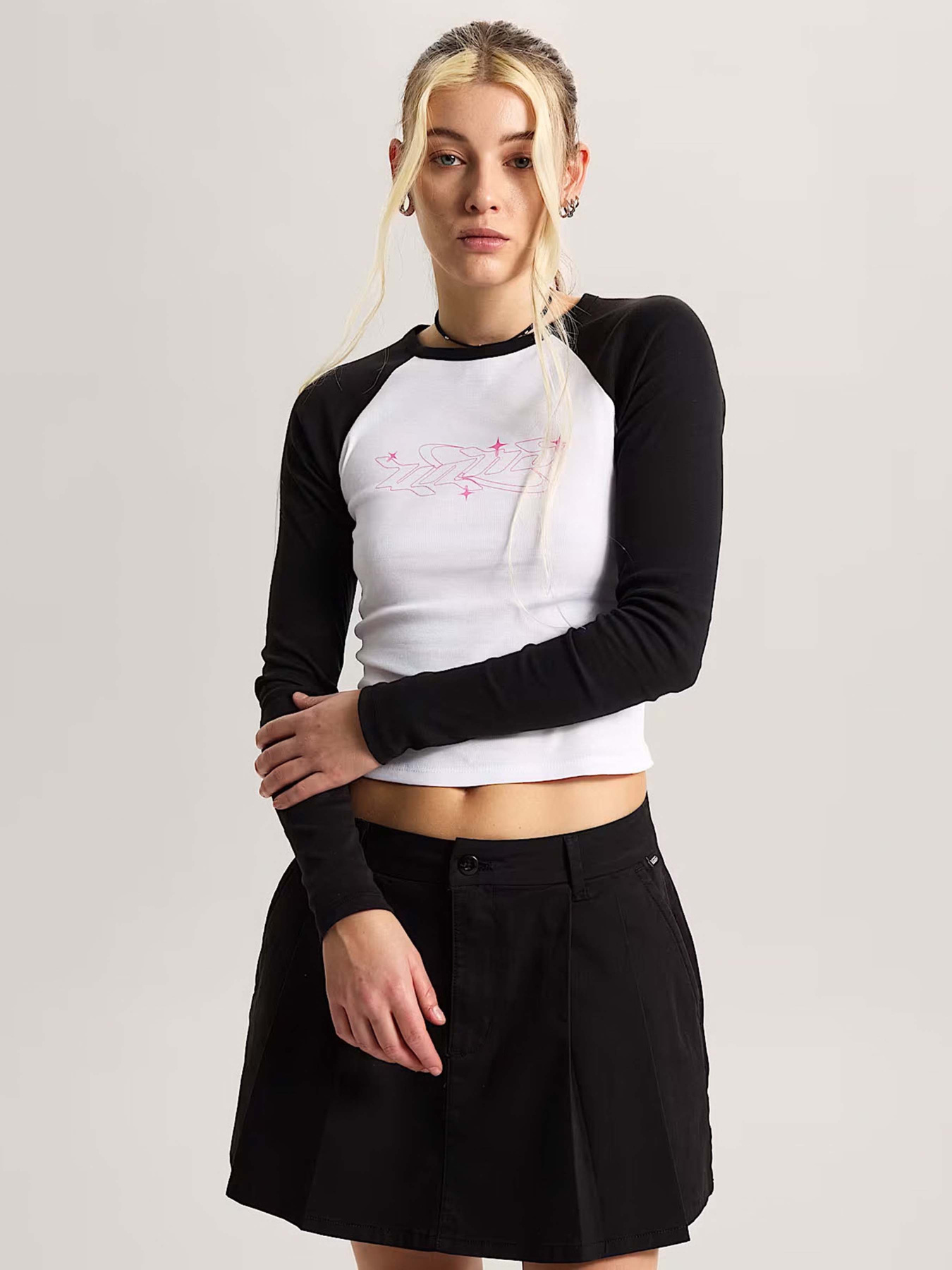 Худи и свитшоты Vans Y2K STAR RAGLAN LS модель VN000XDTBLK1 Худи и свитшоты Vans Y2K STAR RAGLAN LS модель VN000XDTBLK1 Фото
